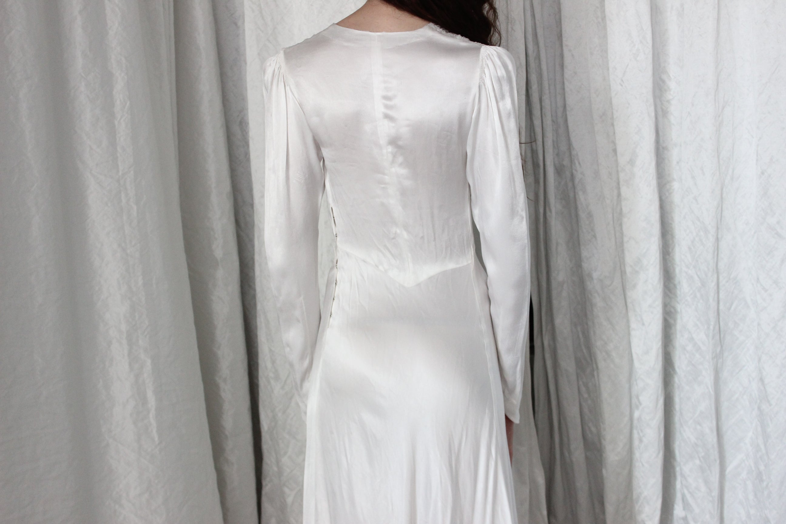 Antique 1930s White Liquid Silk Satin Plunge Neck Bias Cut Wedding Gown w/ Scalloped Train