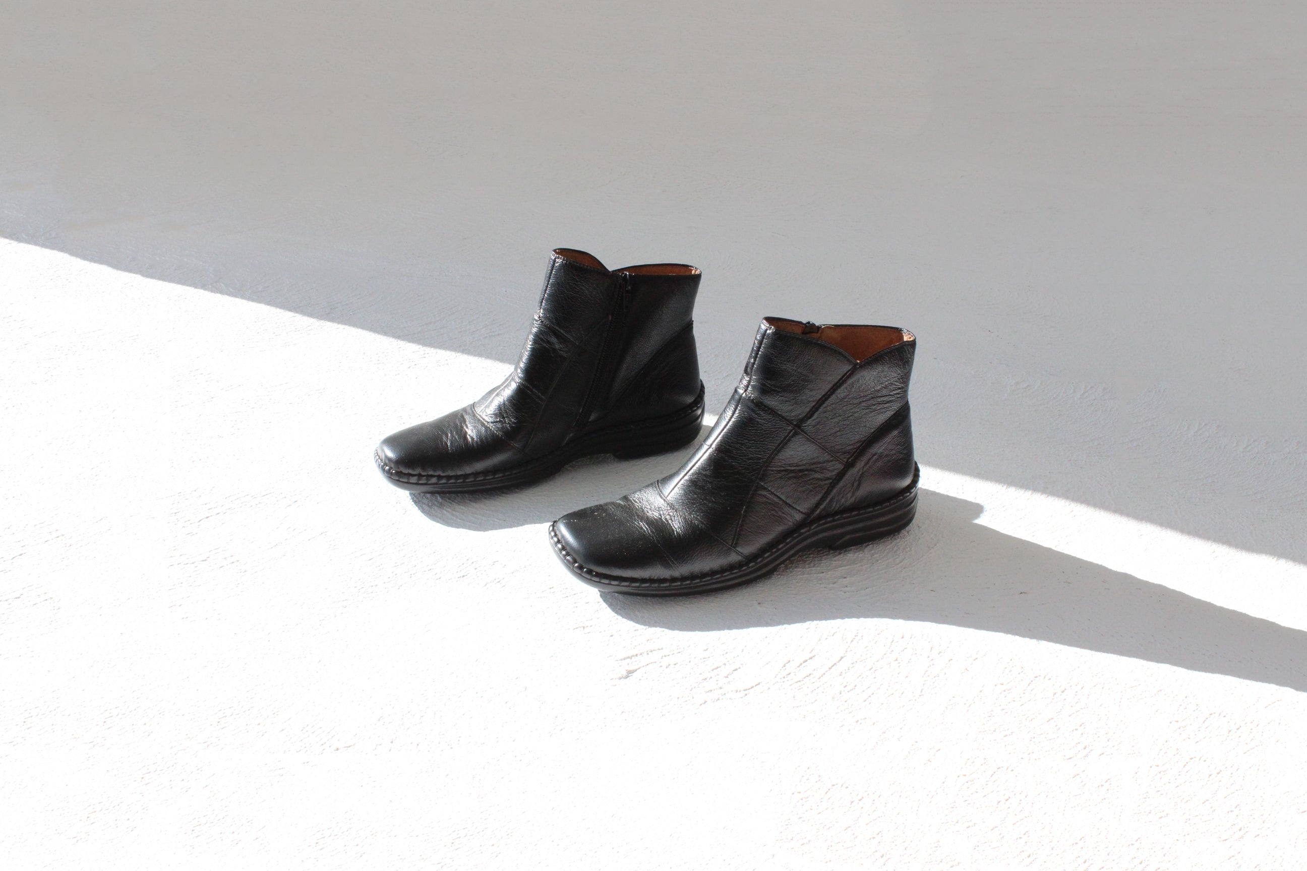 90s Leather Square Toe Chunky Flat Ankle Boots ~ Euro 39
