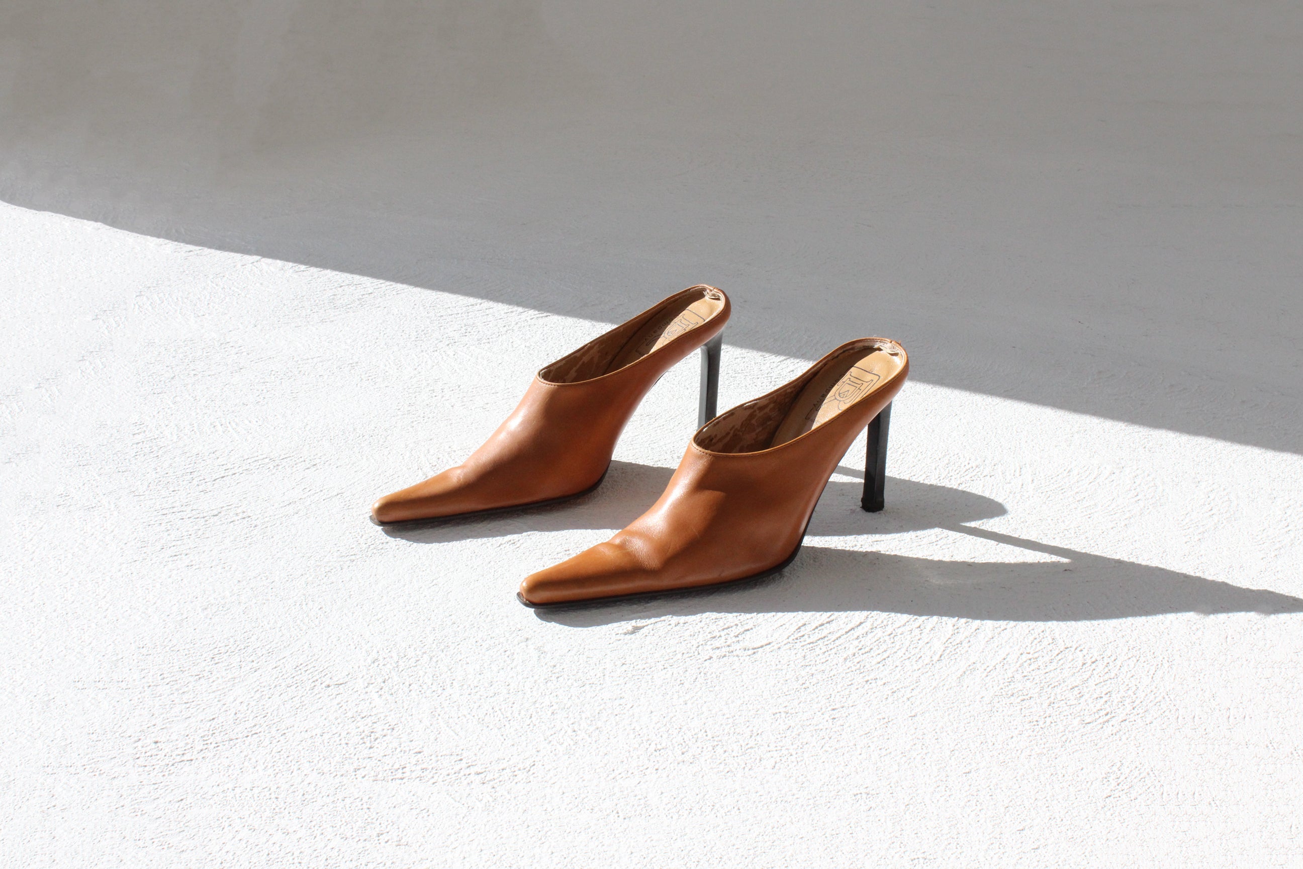 90s Italian Vintage Caramel Leather Pointed Toe Mules ~ Euro 38