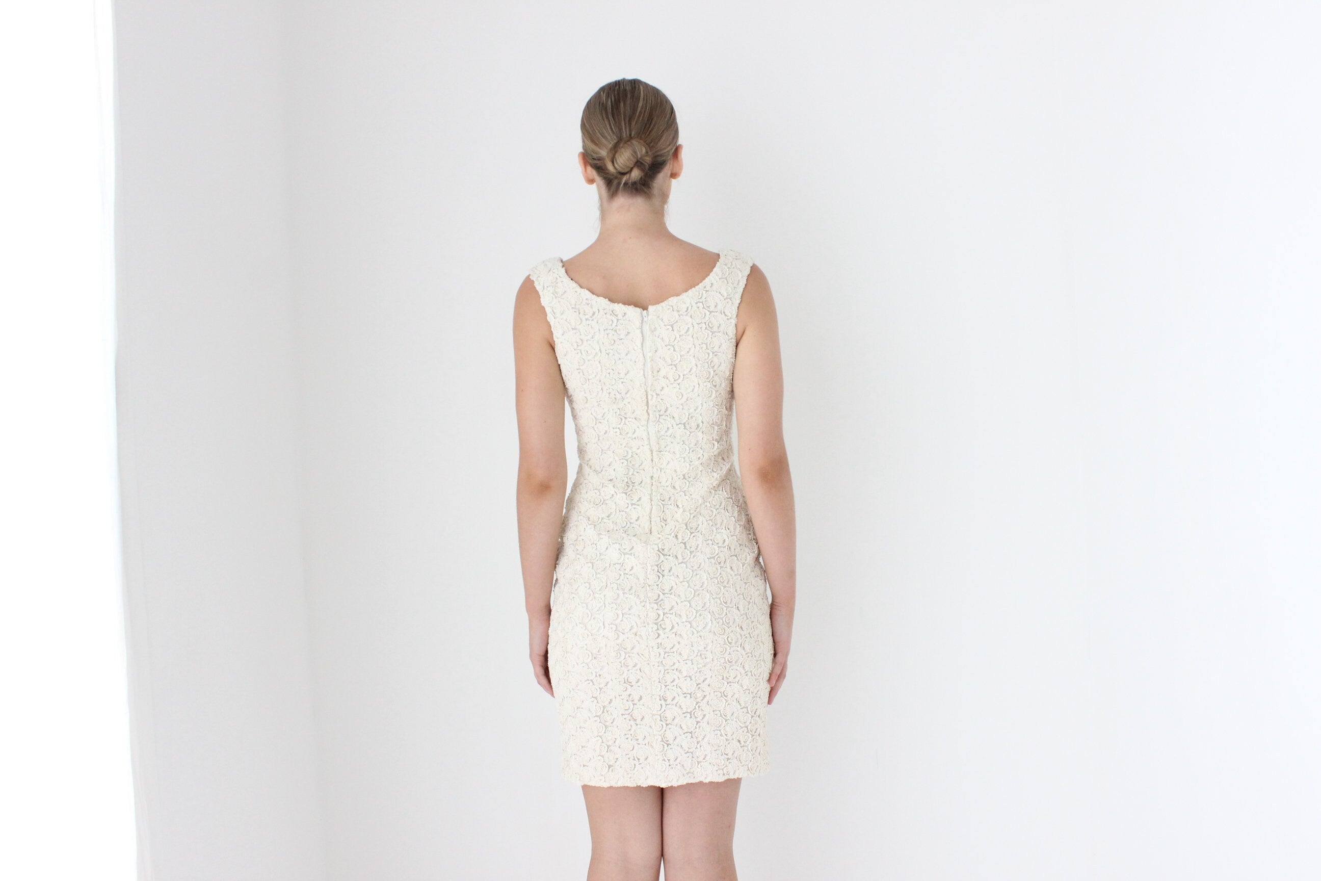 2000s Badgley Mischka Fitted Ivory Lace Cocktail Dress