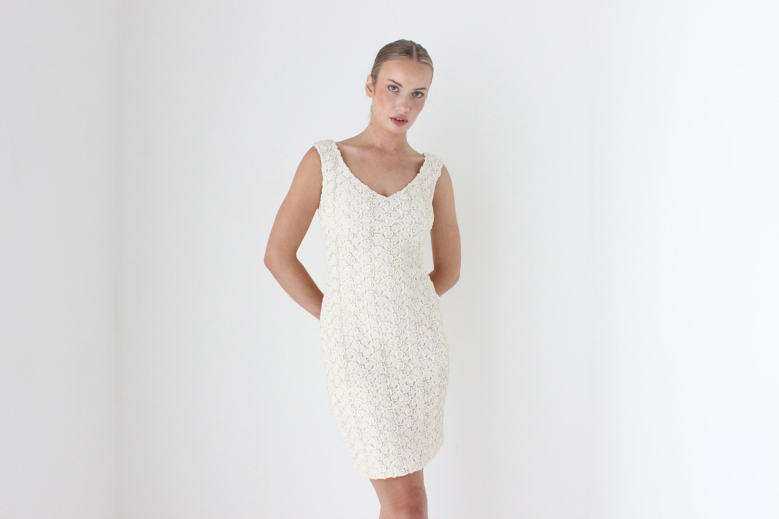 2000s Badgley Mischka Fitted Ivory Lace Cocktail Dress