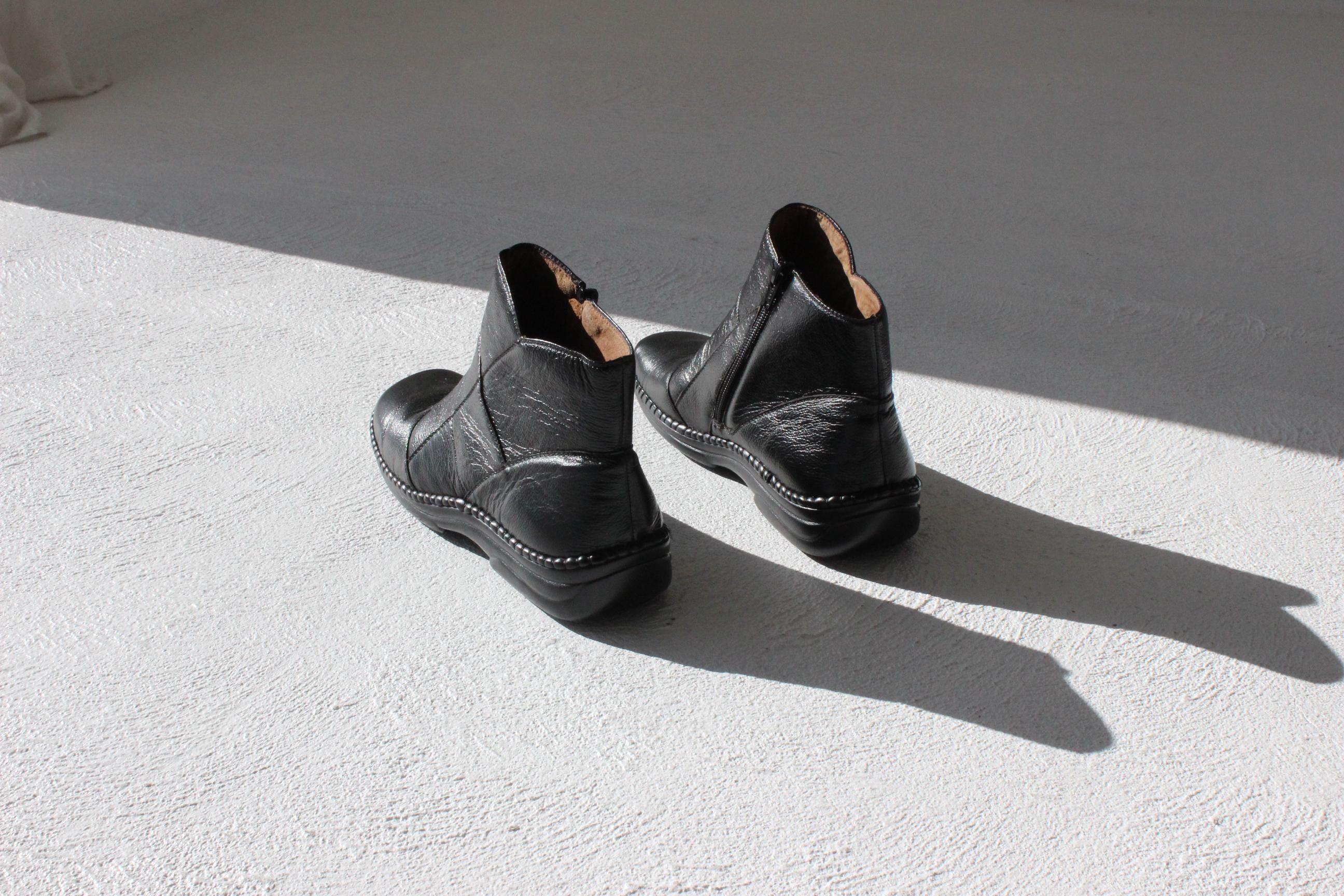90s Leather Square Toe Chunky Flat Ankle Boots ~ Euro 39