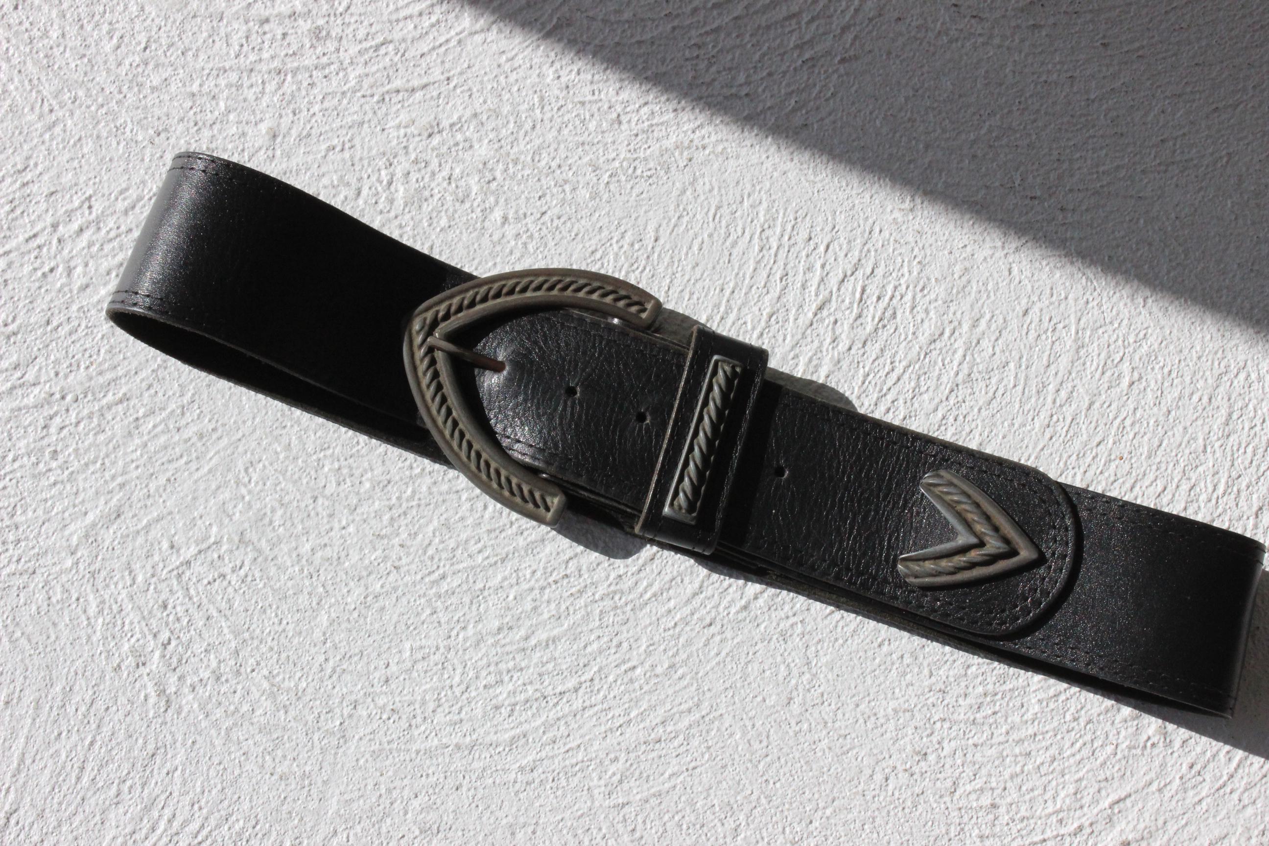 Vintage 80s Leather Ornate Silver Renaissance Buckle Belt