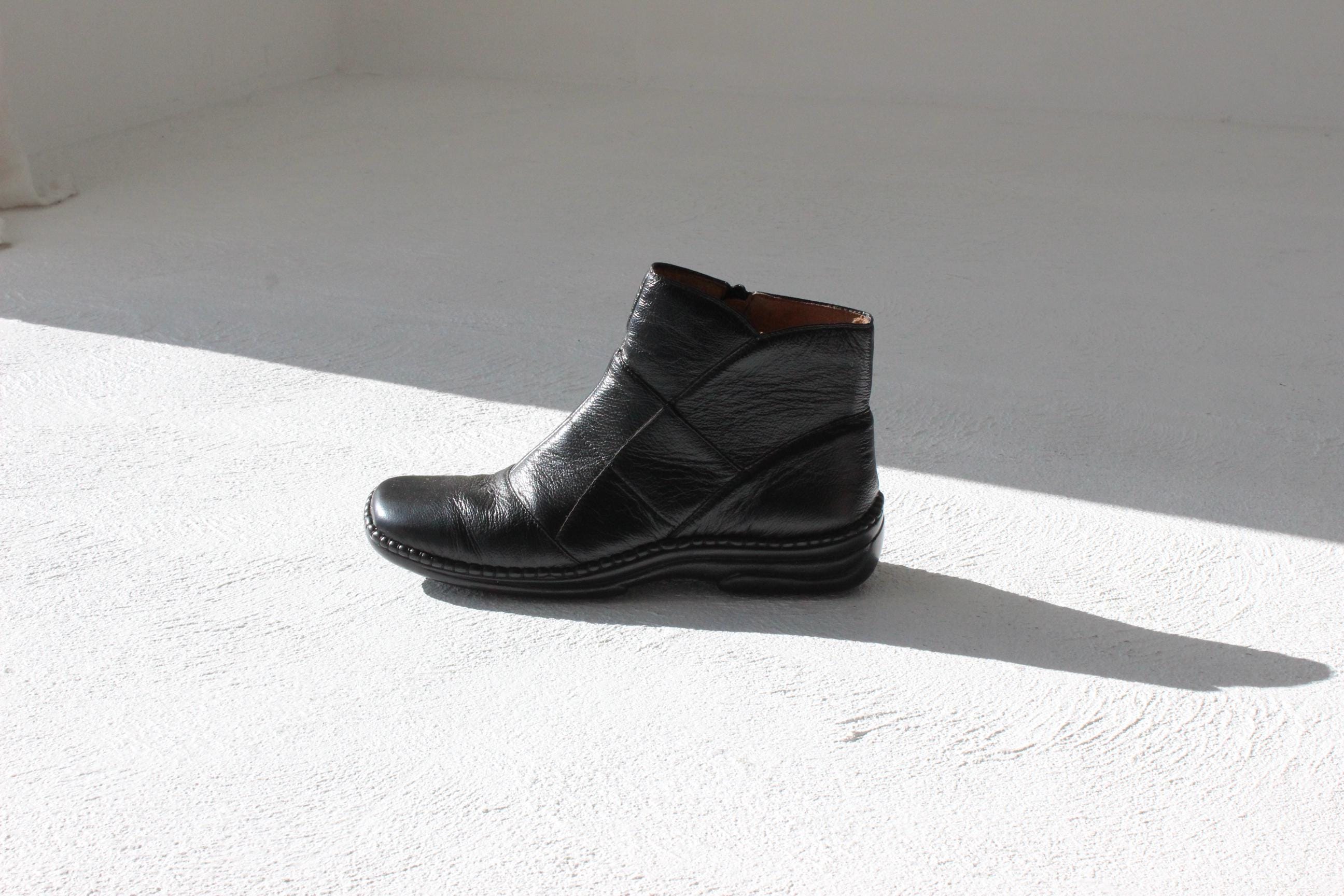 90s Leather Square Toe Chunky Flat Ankle Boots ~ Euro 39