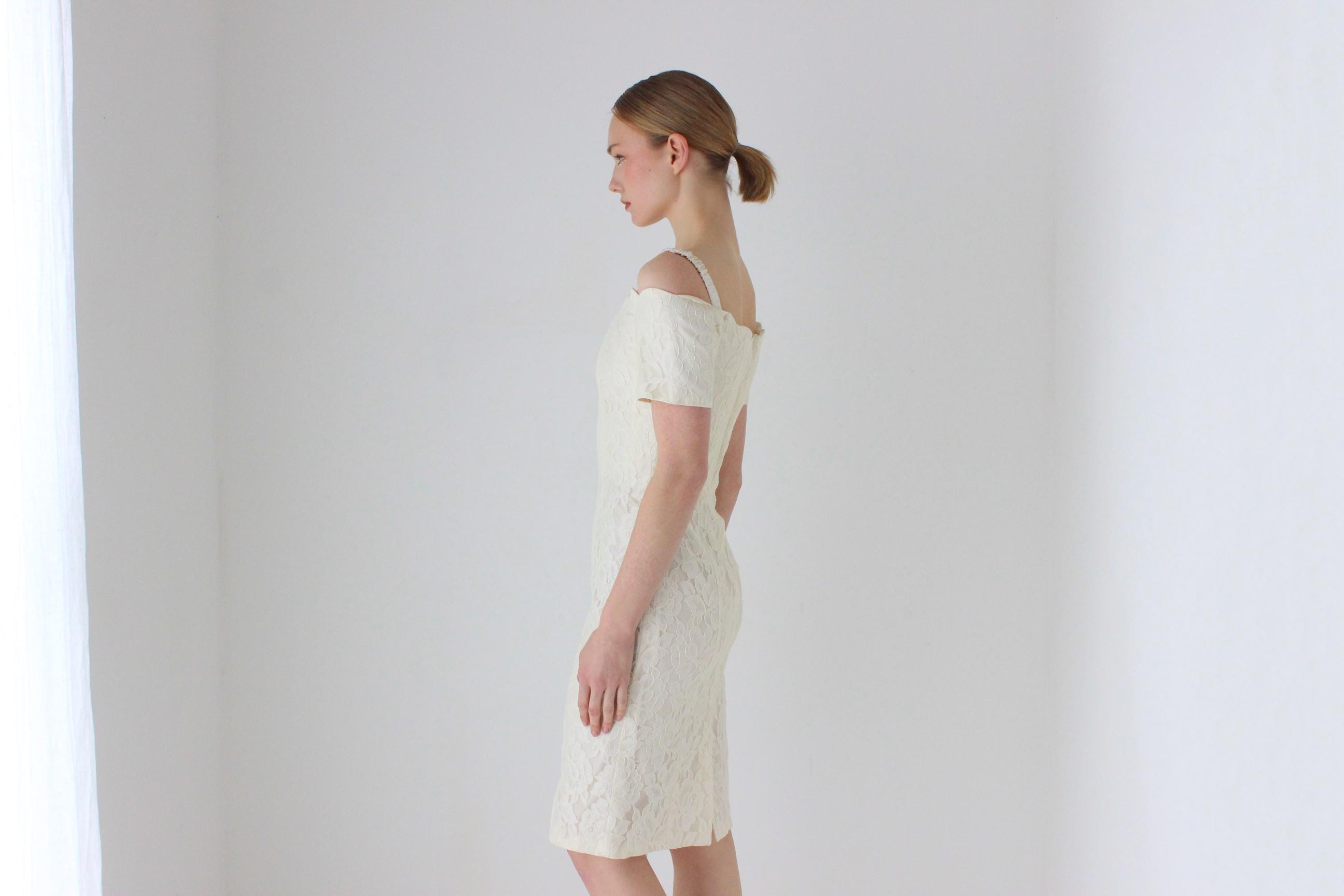 1980s Scalloped Lace Fitted Off Shoulder Bridal Mini