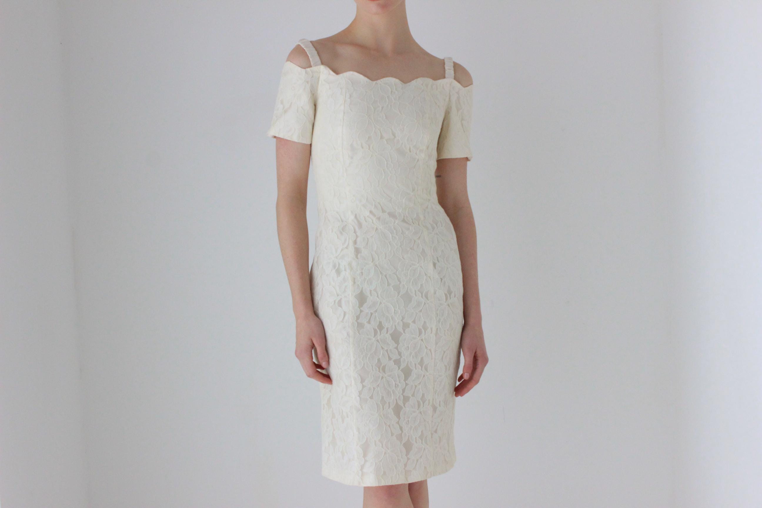 1980s Scalloped Lace Fitted Off Shoulder Bridal Mini
