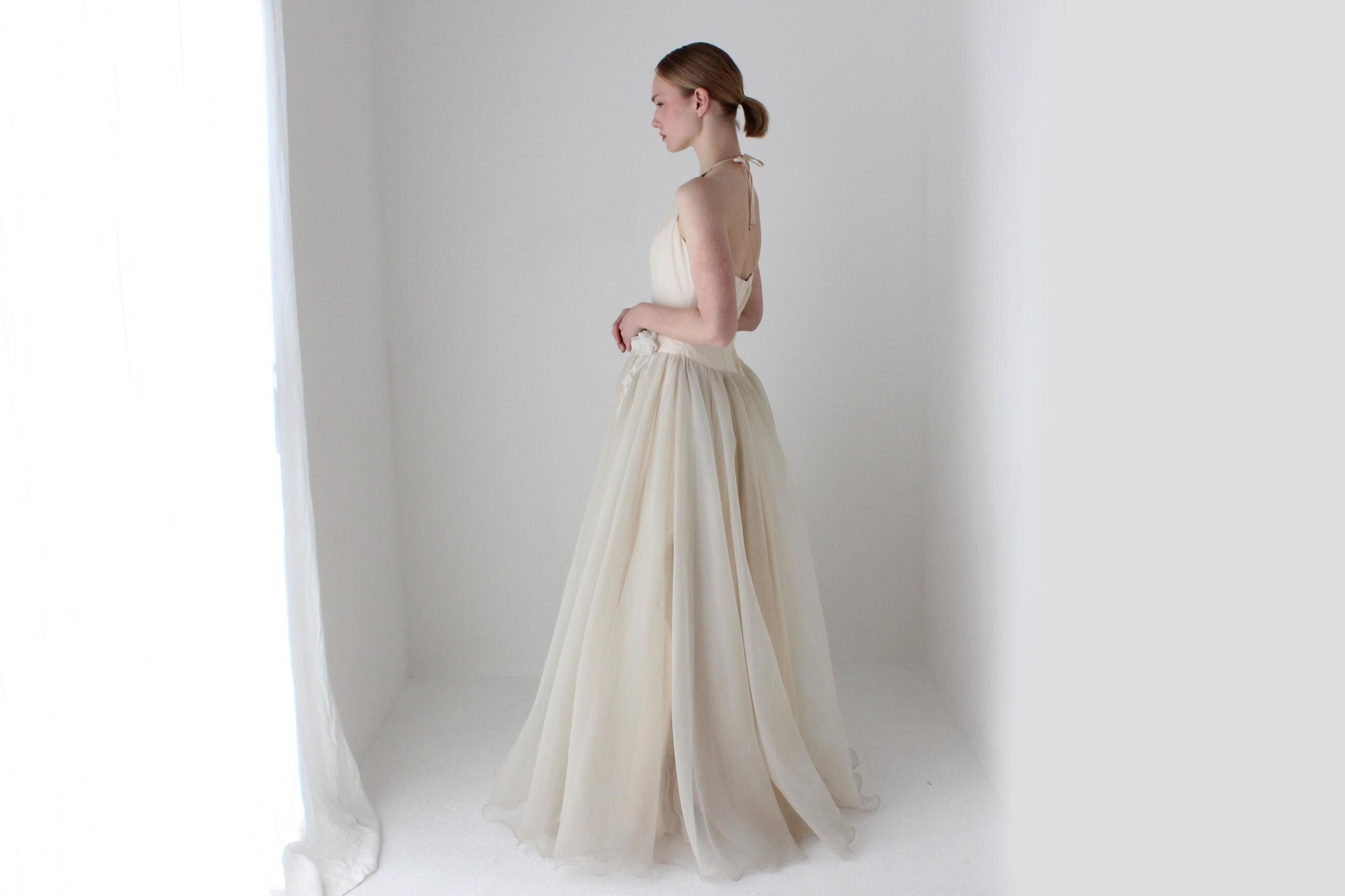 2004 Showroom Sample Crepe Chiffon Halter Neck Wedding Gown