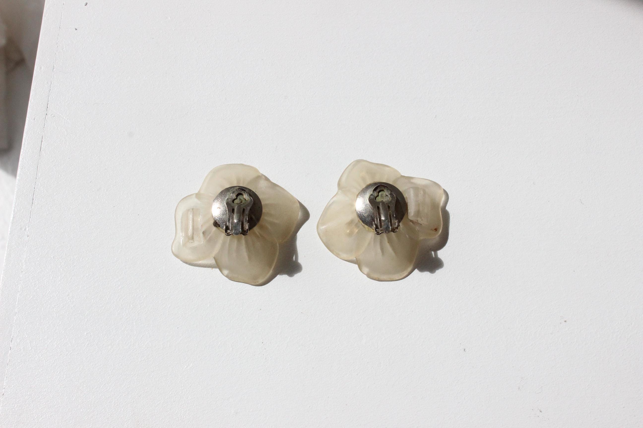 60s Frosted Resin & Pearl Flower Clip On Earrings