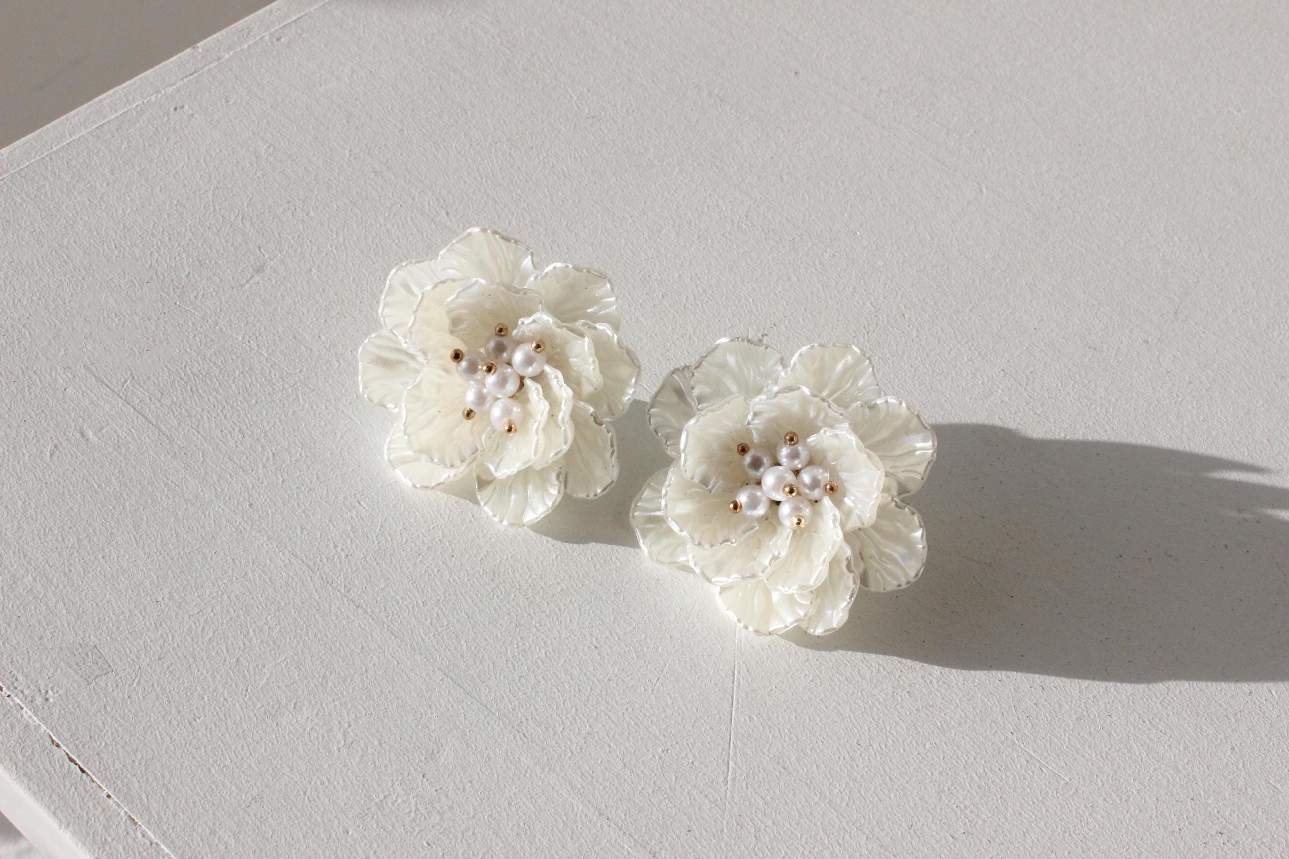 Modern 3D Resin & Pearl Flower Earrings