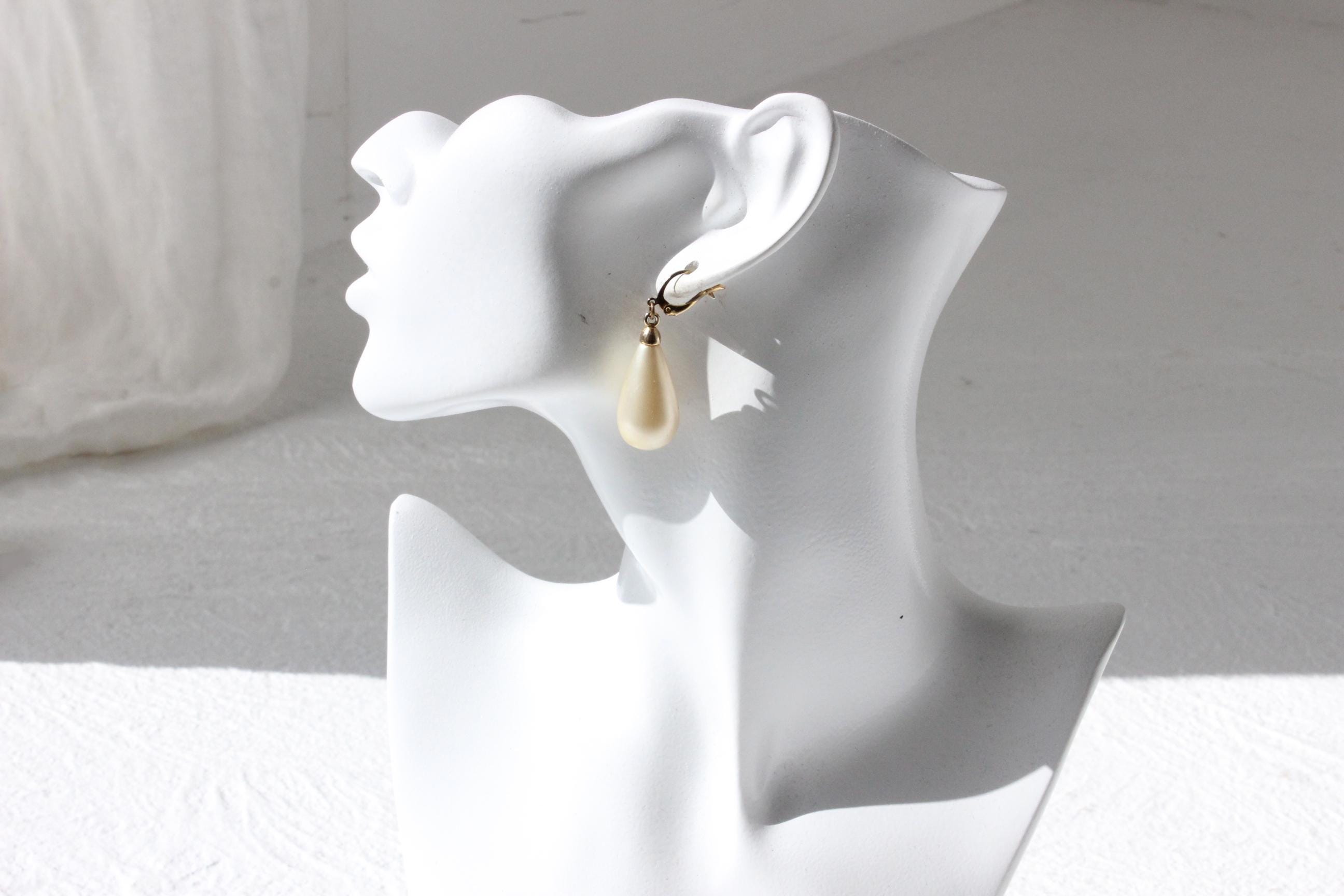 80s Dangling Teardrop Pearl Earrings