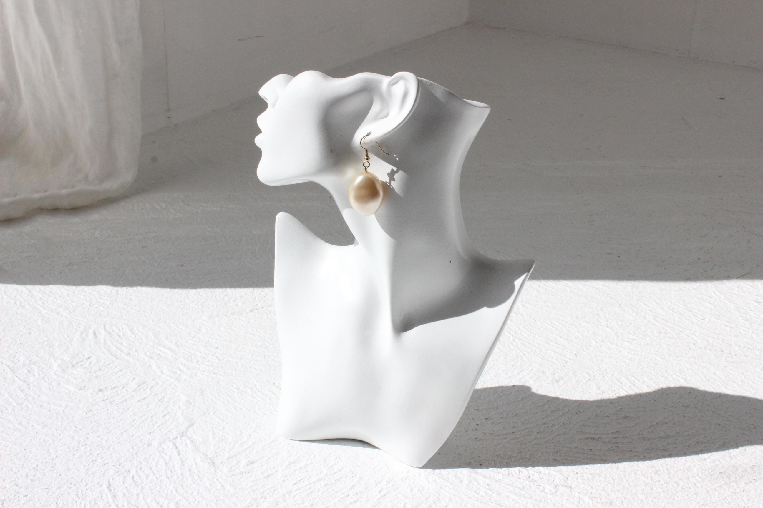 Simple 90s Minimal Baroque Pearl Earrings