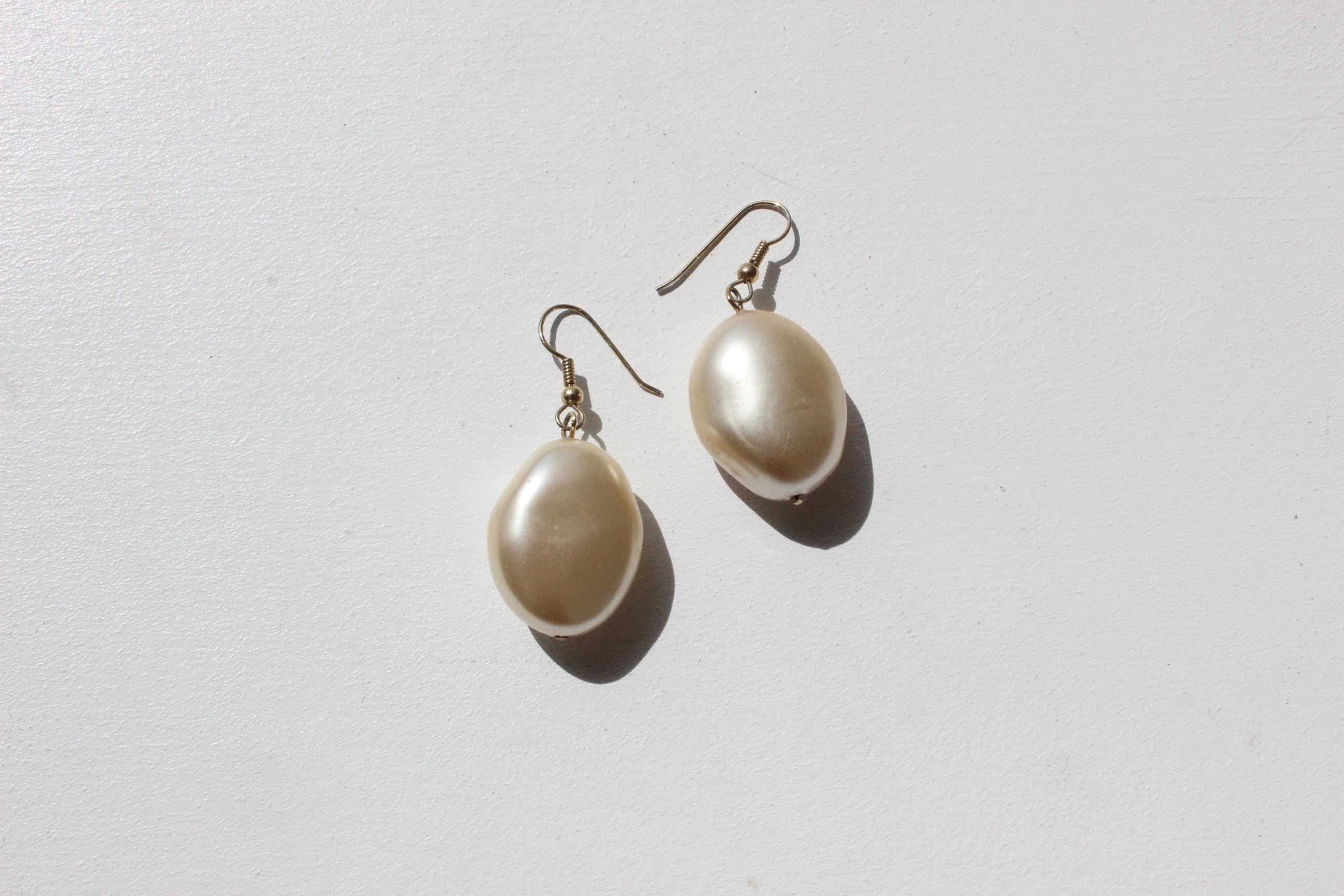Simple 90s Minimal Baroque Pearl Earrings