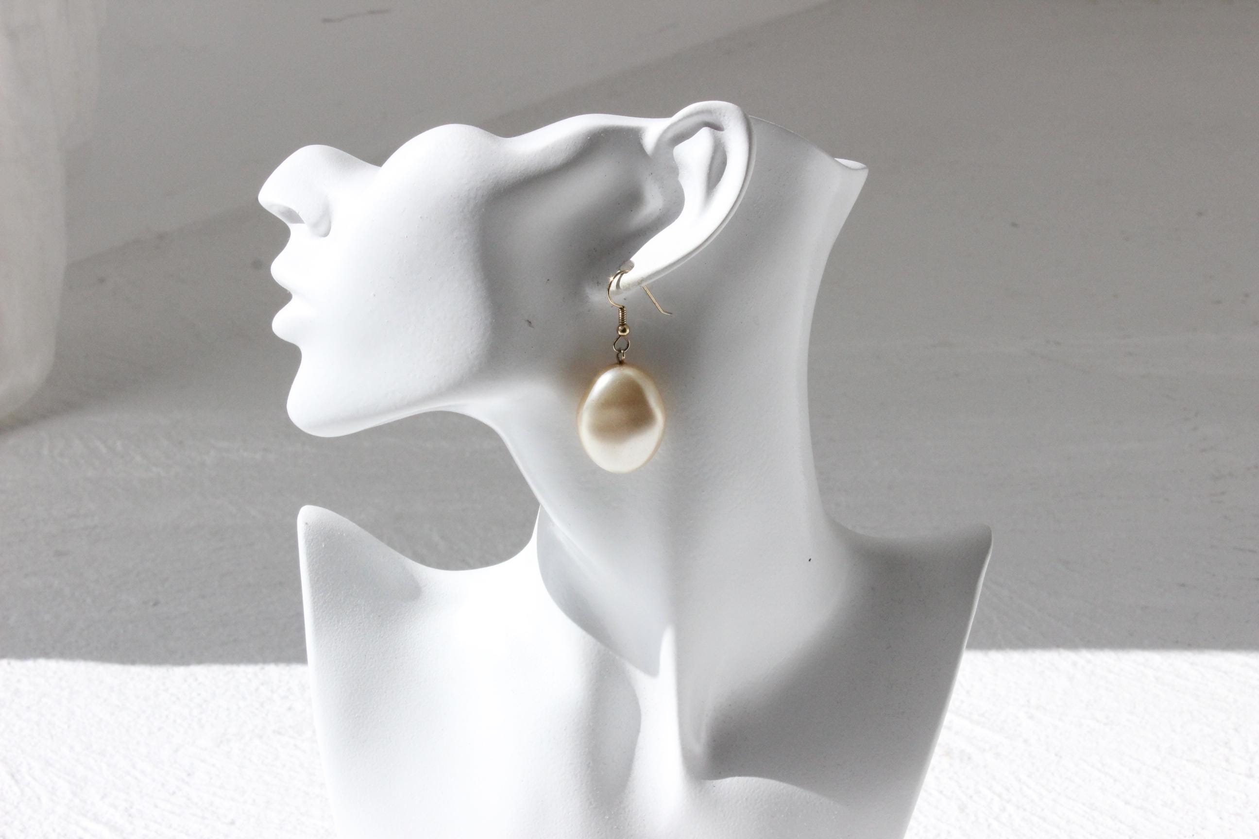 Simple 90s Minimal Baroque Pearl Earrings