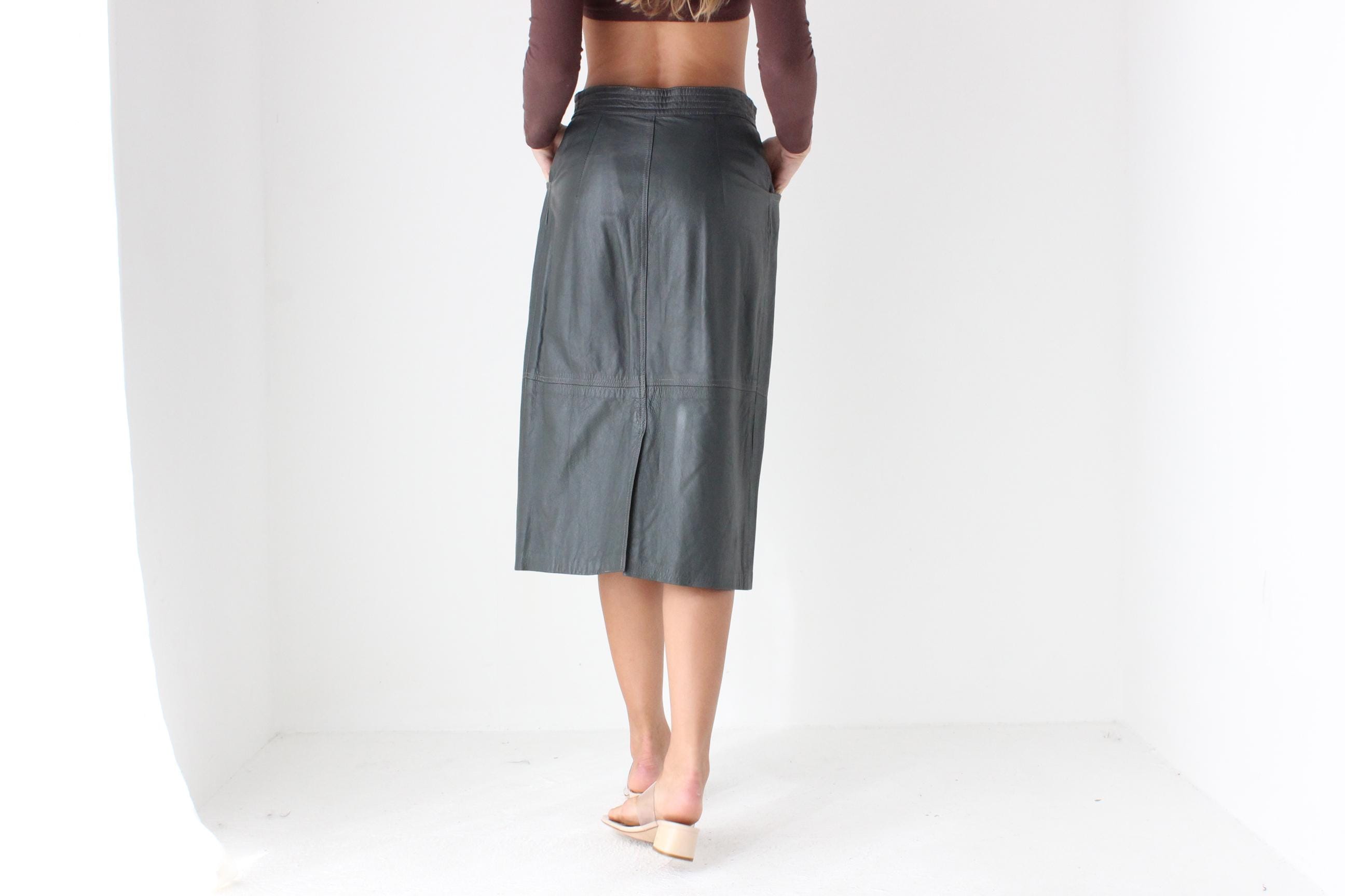 Chic 80s Pewter Grey Leather Skirt