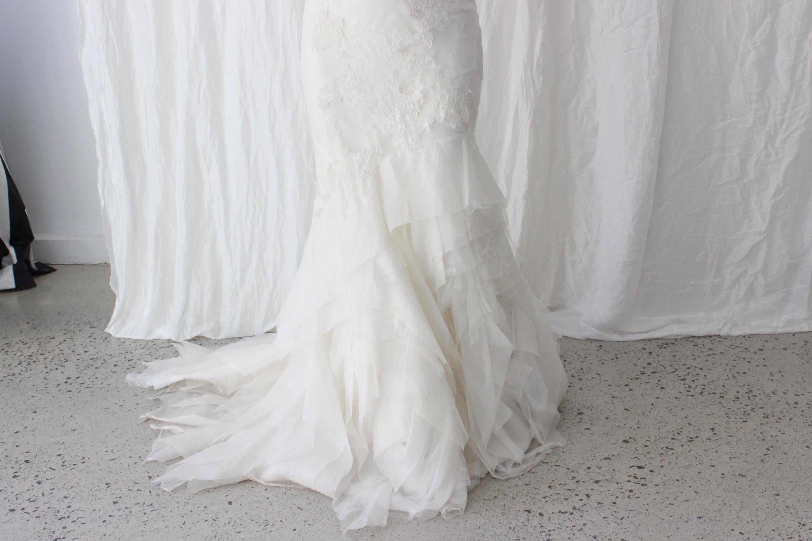 2011 Vera Wang 'Fawn' Chantilly Lace & Organza Mermaid Gown