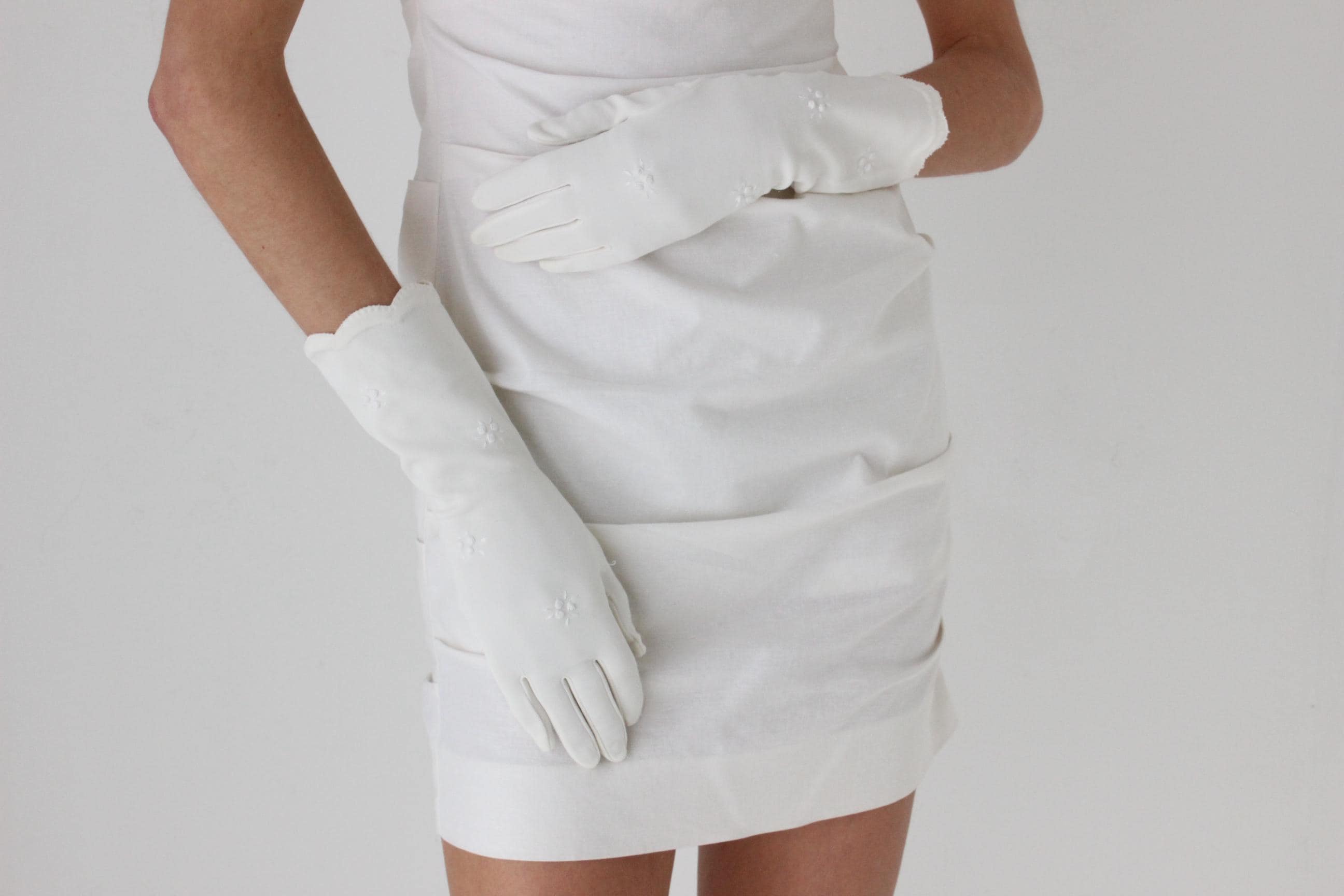 50s Flower Embroidered Stretch Nylon Bridal Gloves
