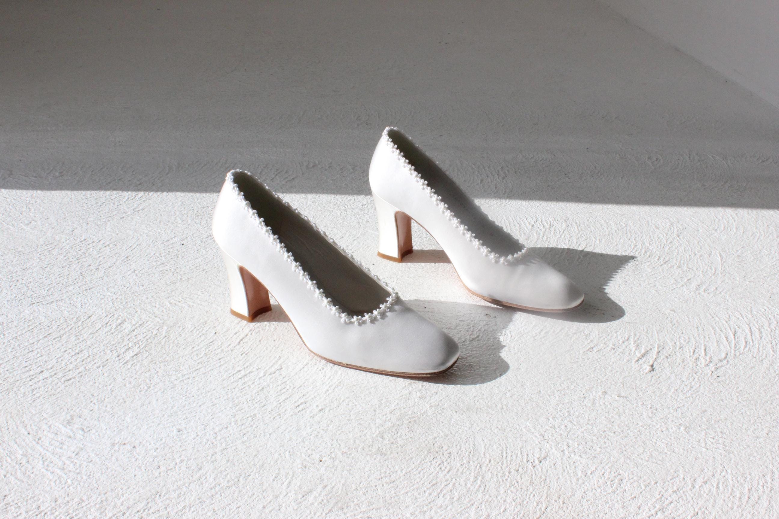 90s Stuart Weitzman White Satin Block Heel Pumps w/ Daisy Trim - Euro 38