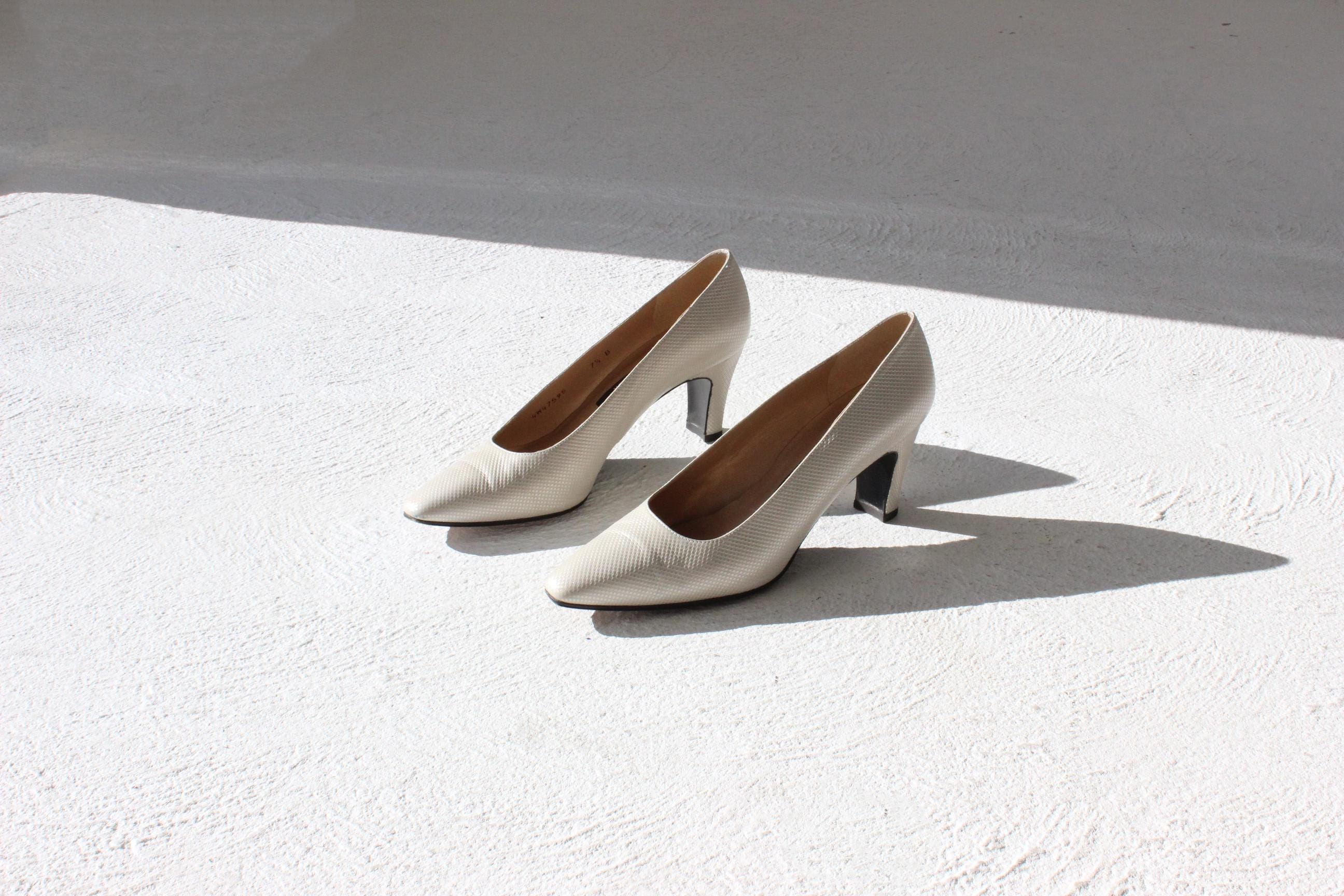 90s Stuart Weitzman Oyster Metallic Leather Pumps - Euro 37.5