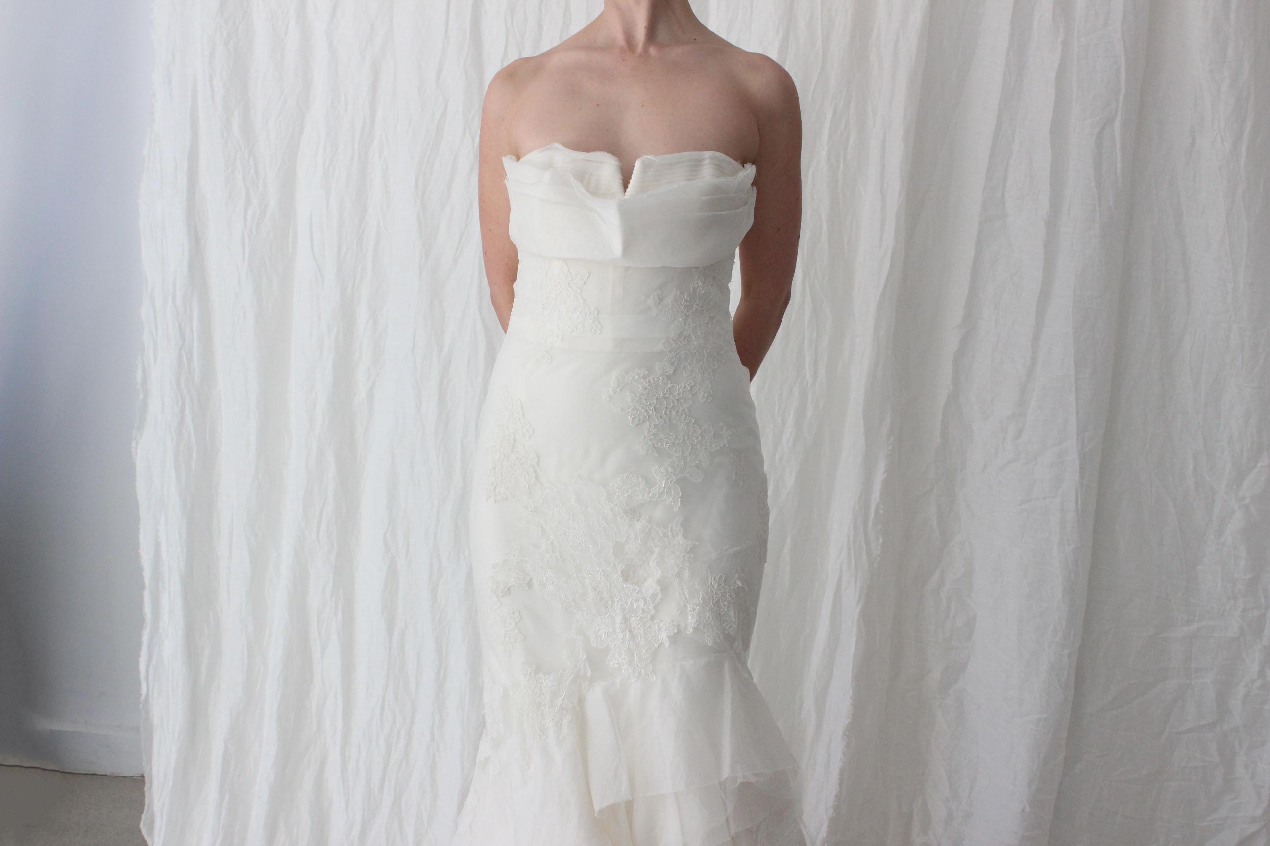 2011 Vera Wang 'Fawn' Chantilly Lace & Organza Mermaid Gown
