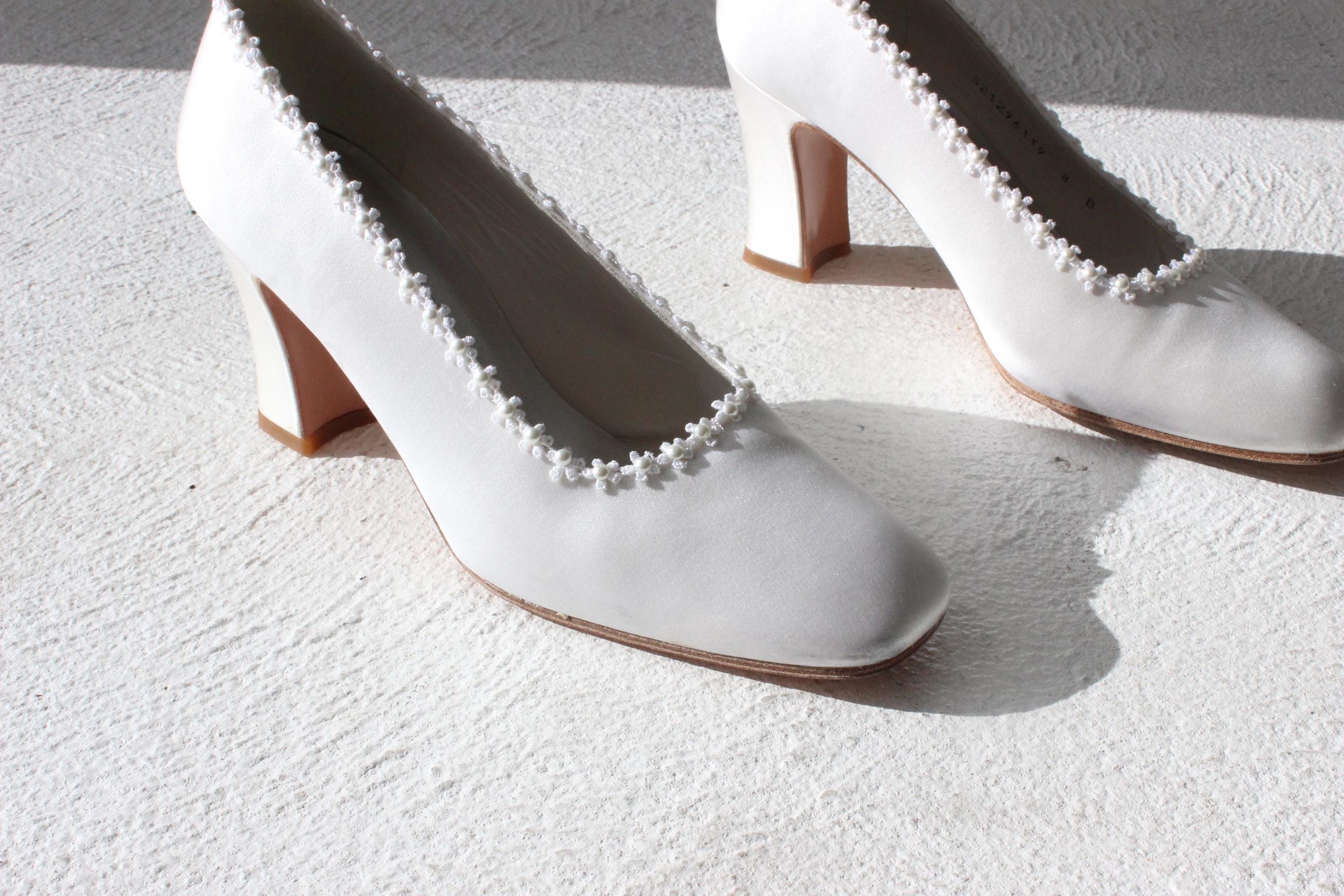 90s Stuart Weitzman White Satin Block Heel Pumps w/ Daisy Trim - Euro 38