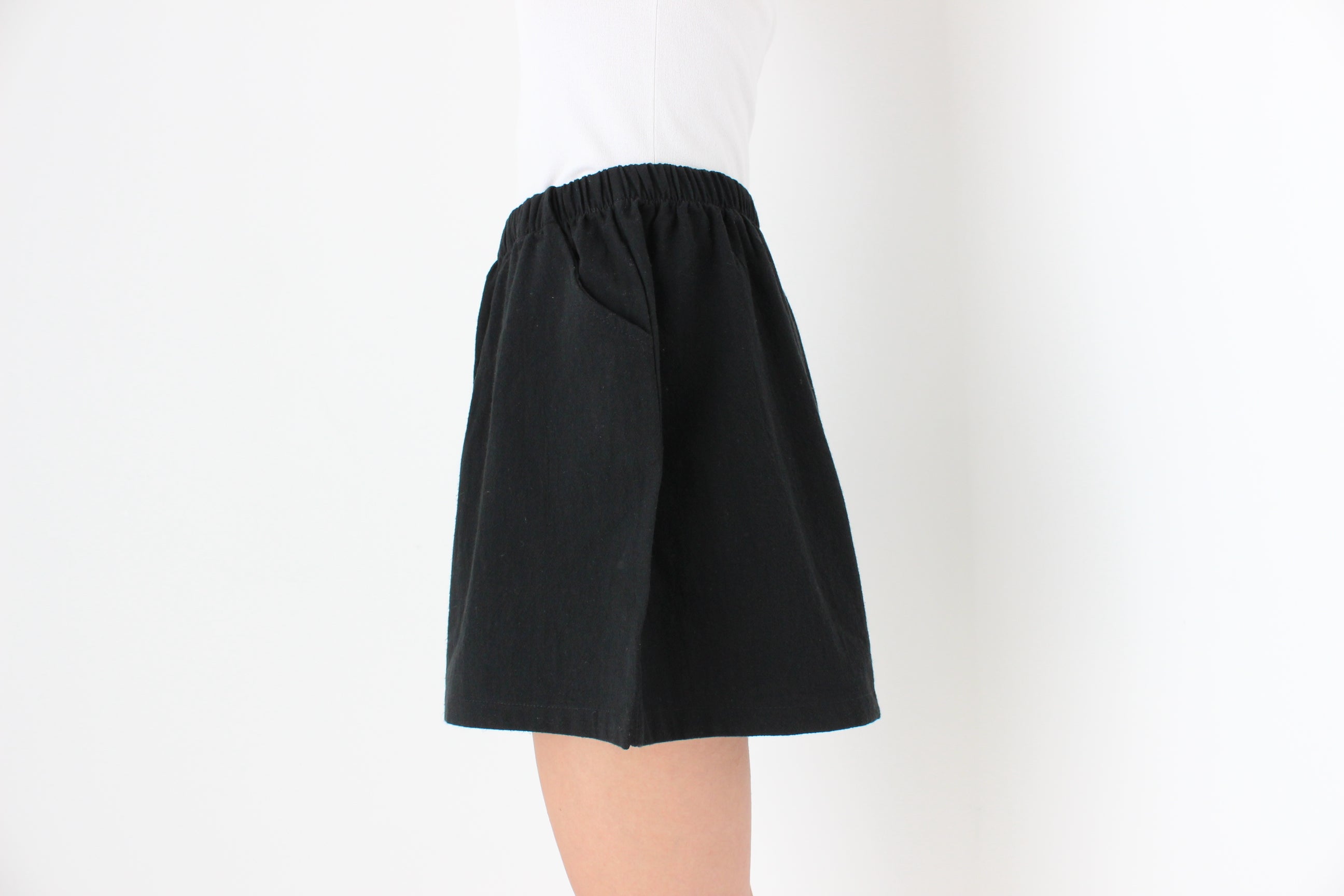 The Famous Shorts - Cotton / Linen Blend Stretch Waist Flared Leg Shorts - In Black