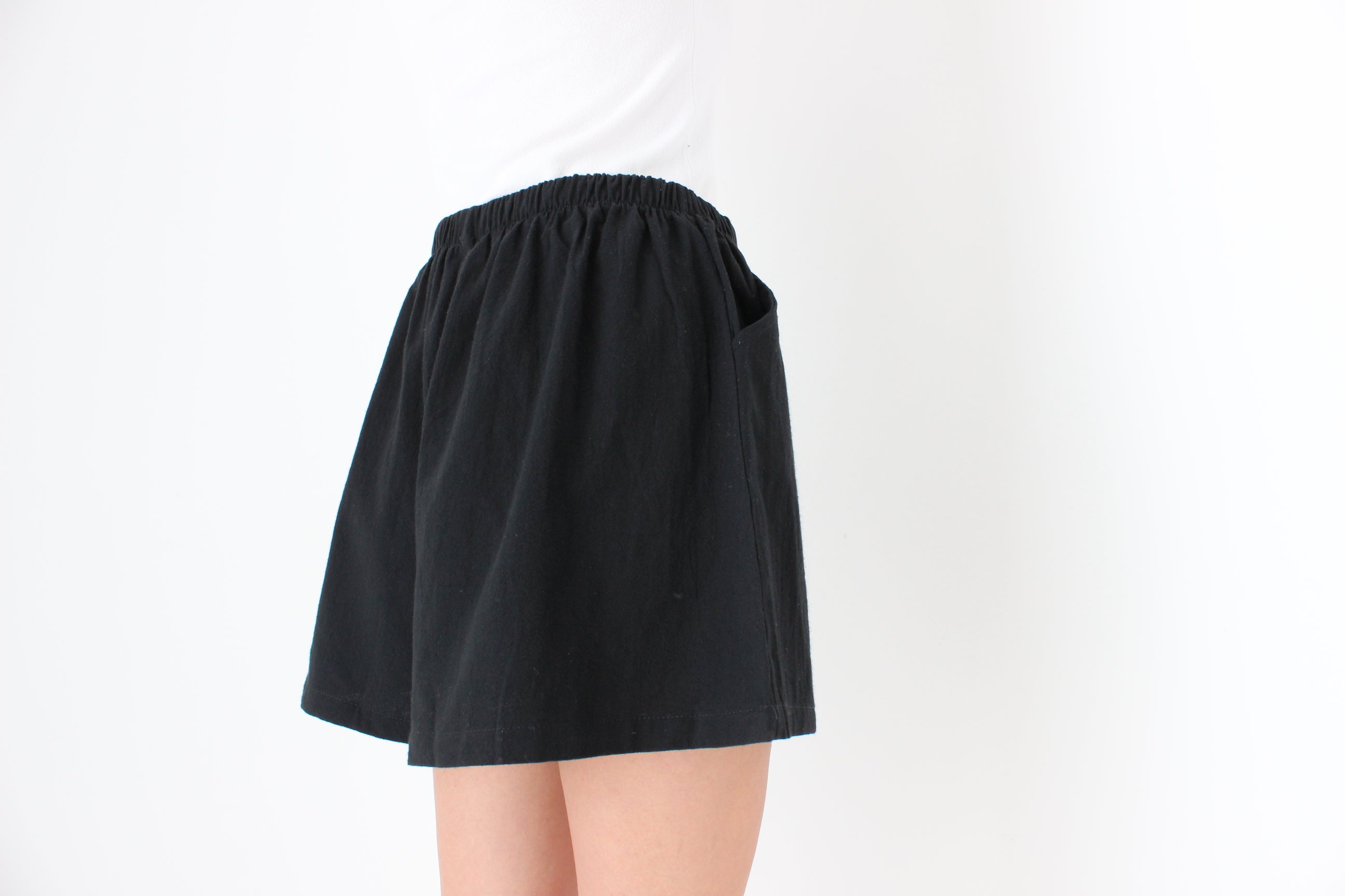 The Famous Shorts - Cotton / Linen Blend Stretch Waist Flared Leg Shorts - In Black