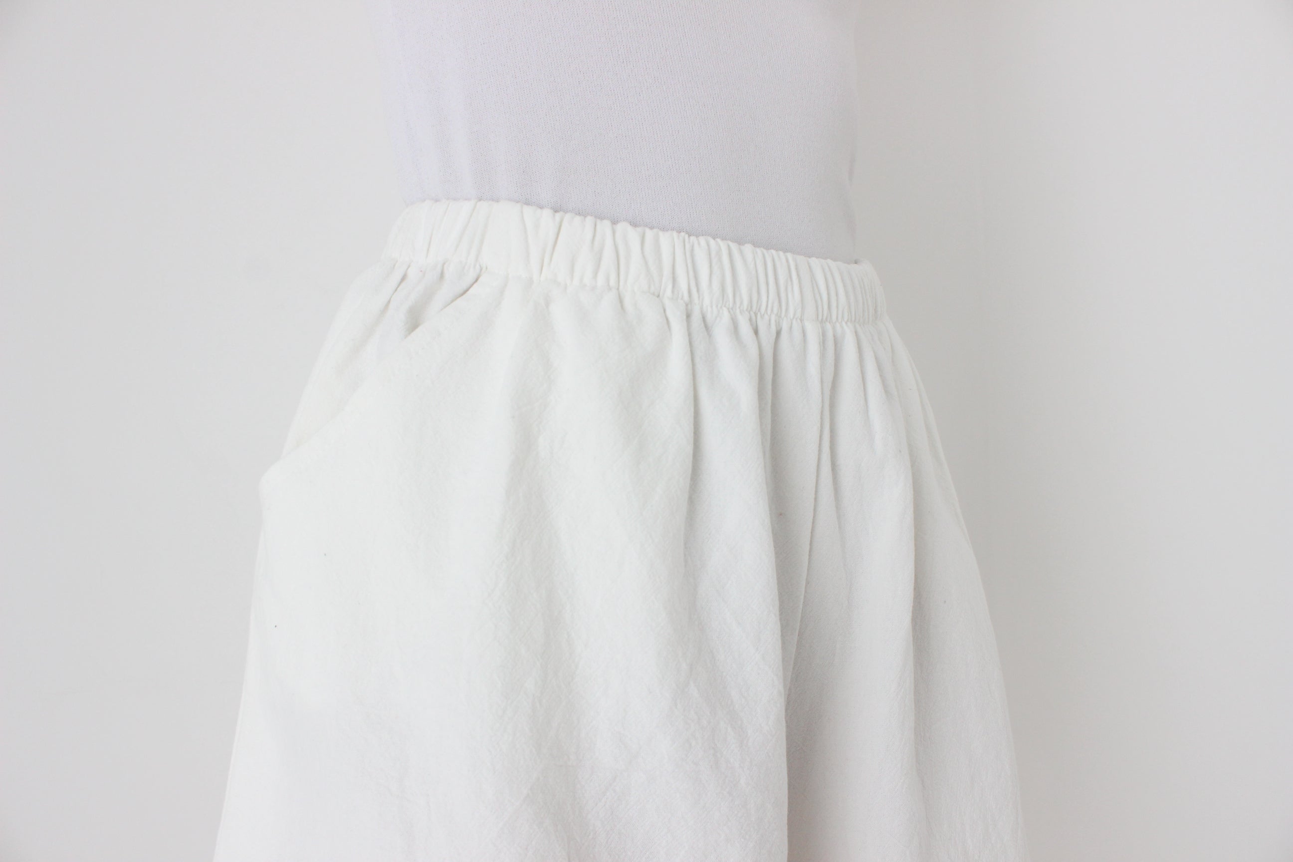 The Famous Shorts - Cotton / Linen Blend Stretch Waist Flared Leg Shorts in White