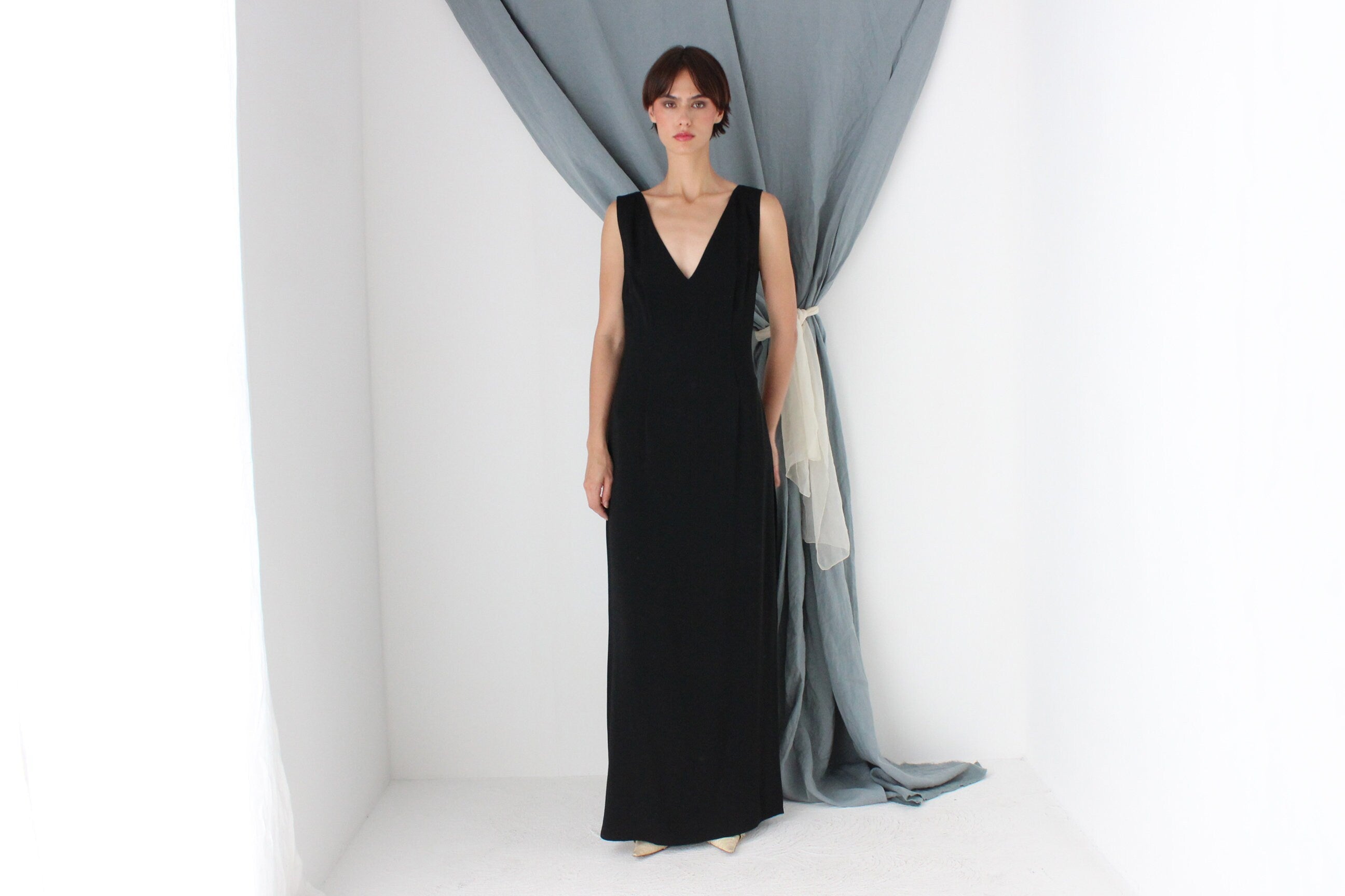 MADE IN ITALY Elegant 80s 'Oliver by Valentino' Crepe V Neck Fitted Formal Gown w/ Thigh Split