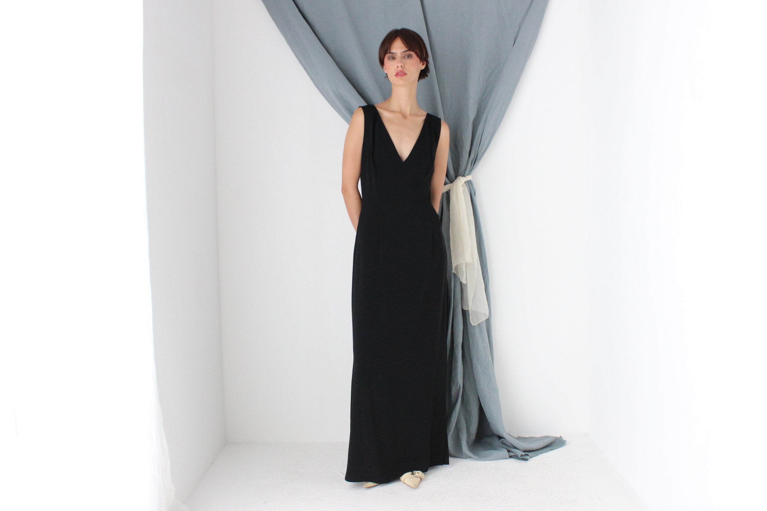 MADE IN ITALY Elegant 80s 'Oliver by Valentino' Crepe V Neck Fitted Formal Gown w/ Thigh Split