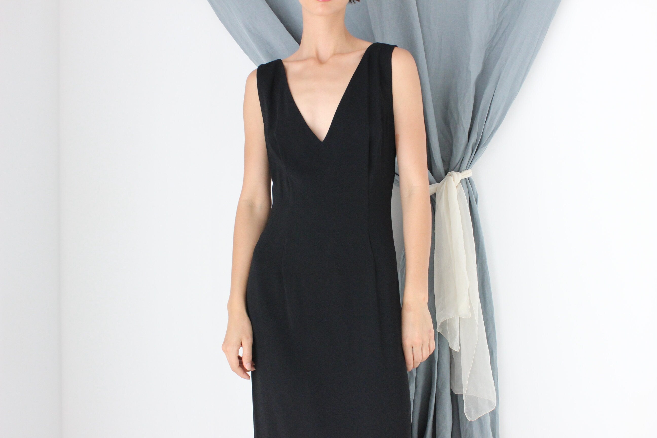 MADE IN ITALY Elegant 80s 'Oliver by Valentino' Crepe V Neck Fitted Formal Gown w/ Thigh Split