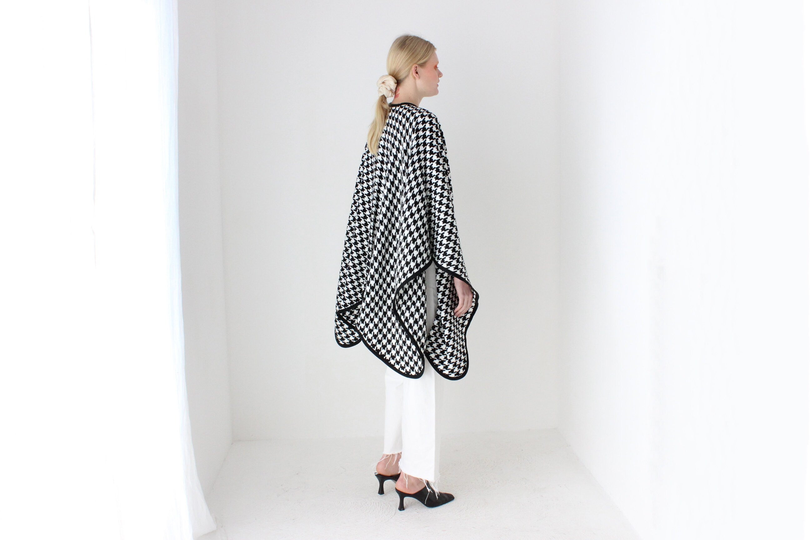 90s Deadstock Black & White Houndstooth Knit Shawl / Wrap