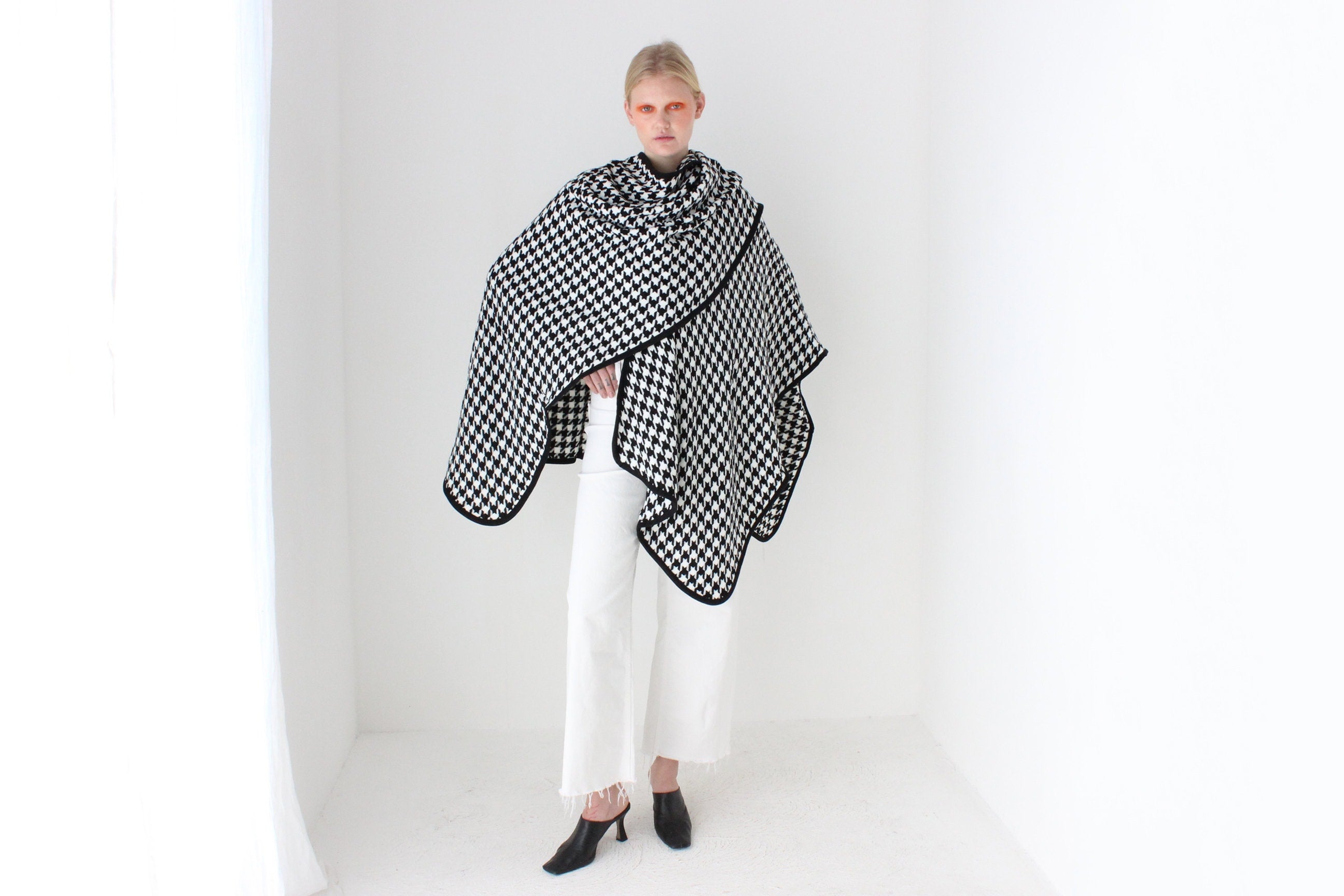 90s Deadstock Black & White Houndstooth Knit Shawl / Wrap