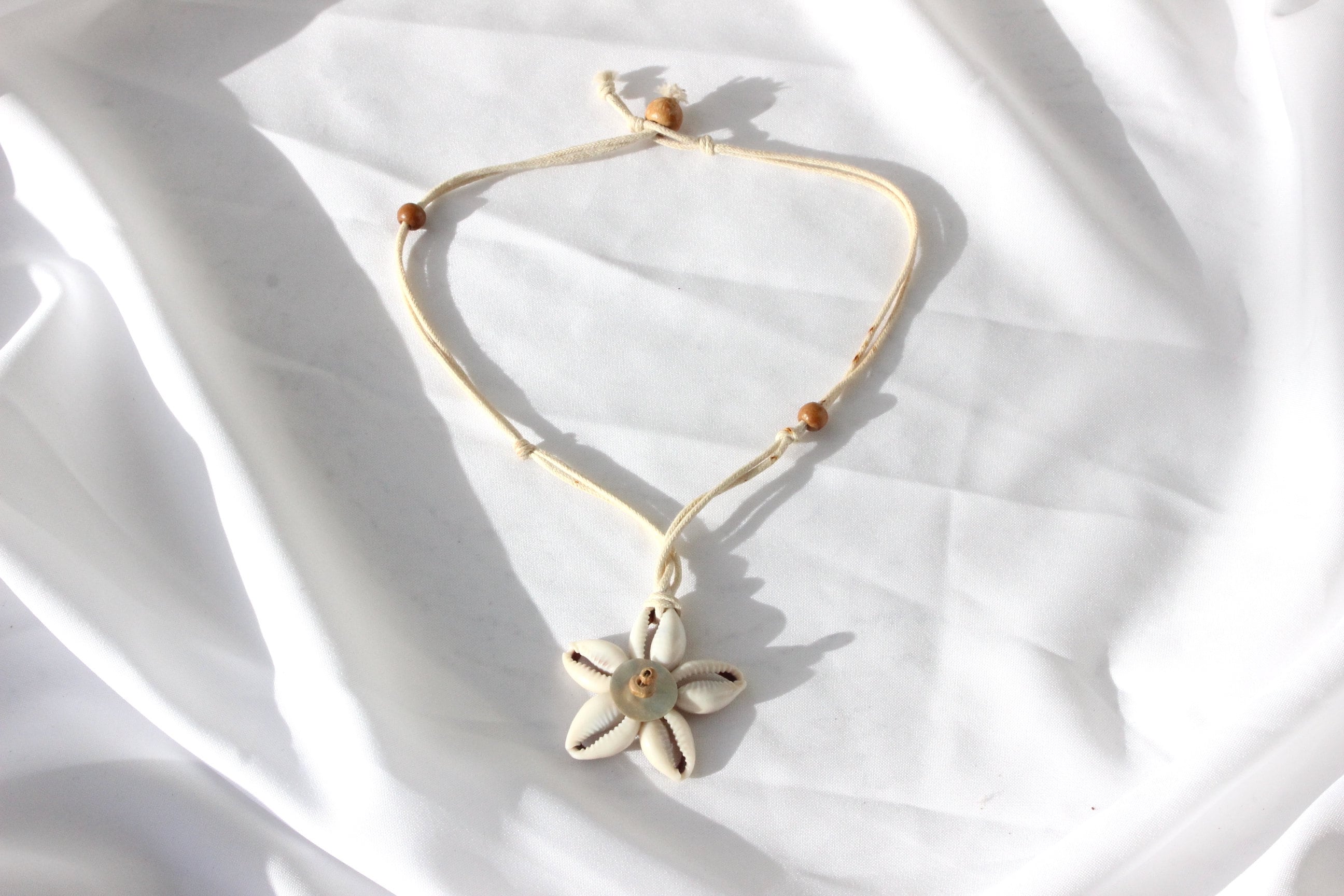 FOUND IN GREECE 90s Seashell Flower Choker