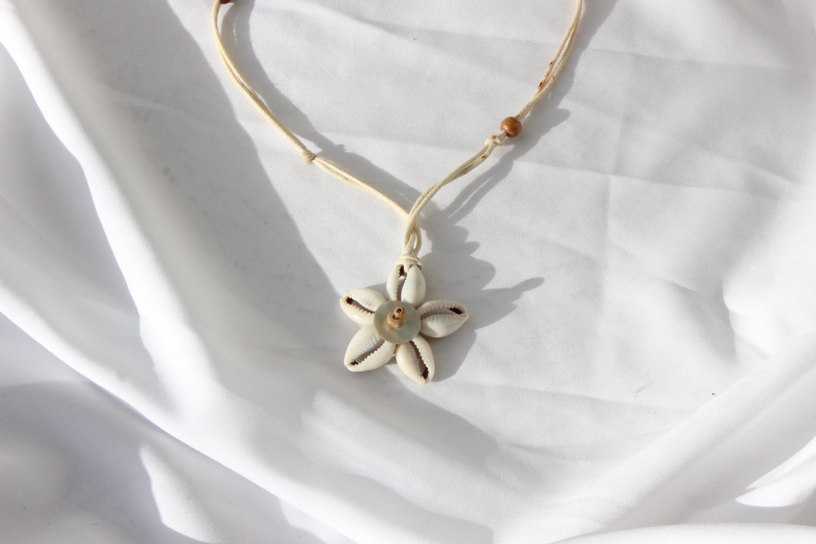 FOUND IN GREECE 90s Seashell Flower Choker