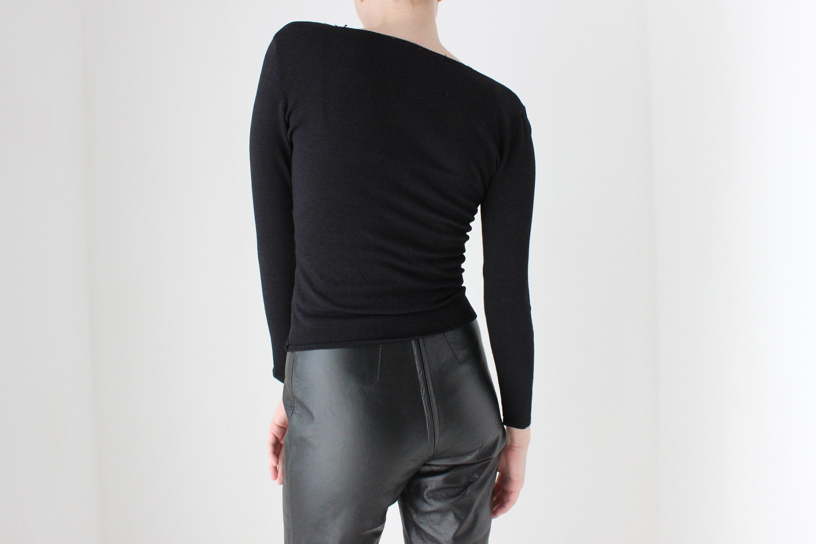 BALLETCORE 90s Quality Minimal Plunge Neck Knit