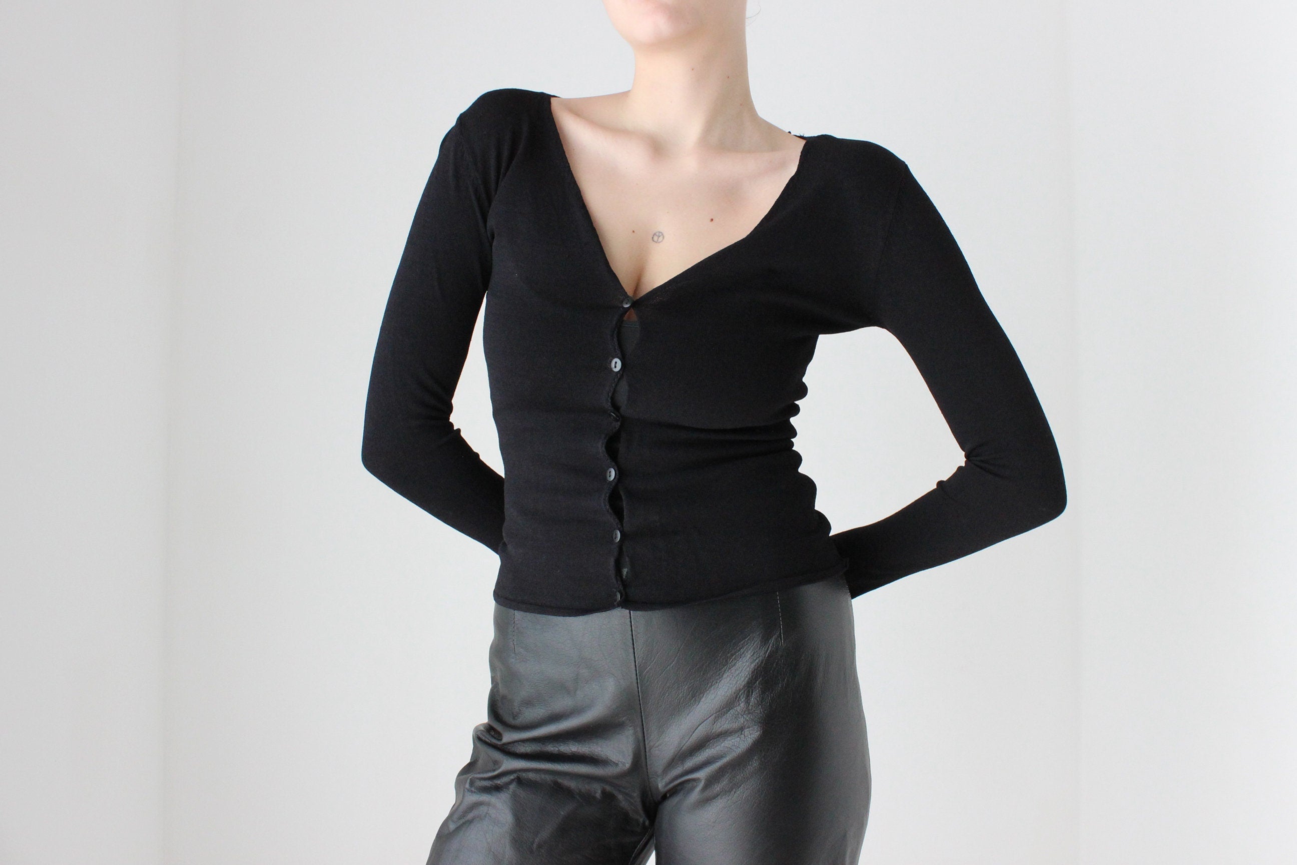 BALLETCORE 90s Quality Minimal Plunge Neck Knit