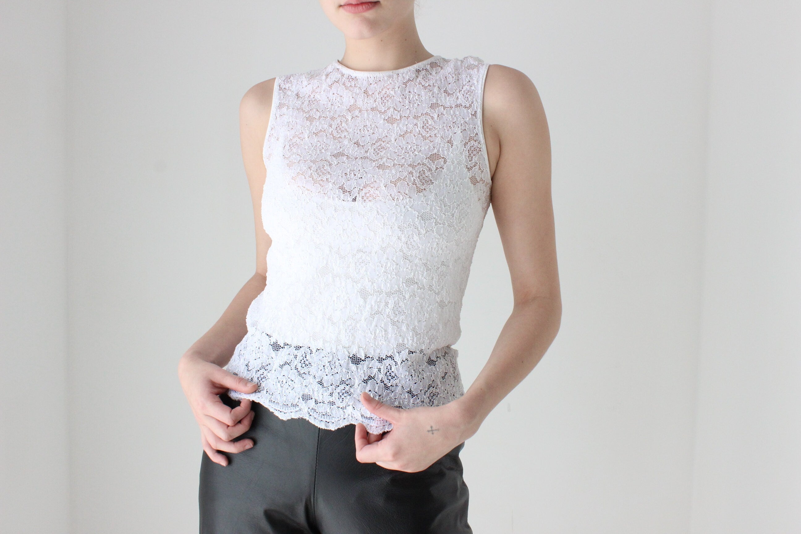 BALLETCORE 90s Sleeveless White Lace Fitted Tank