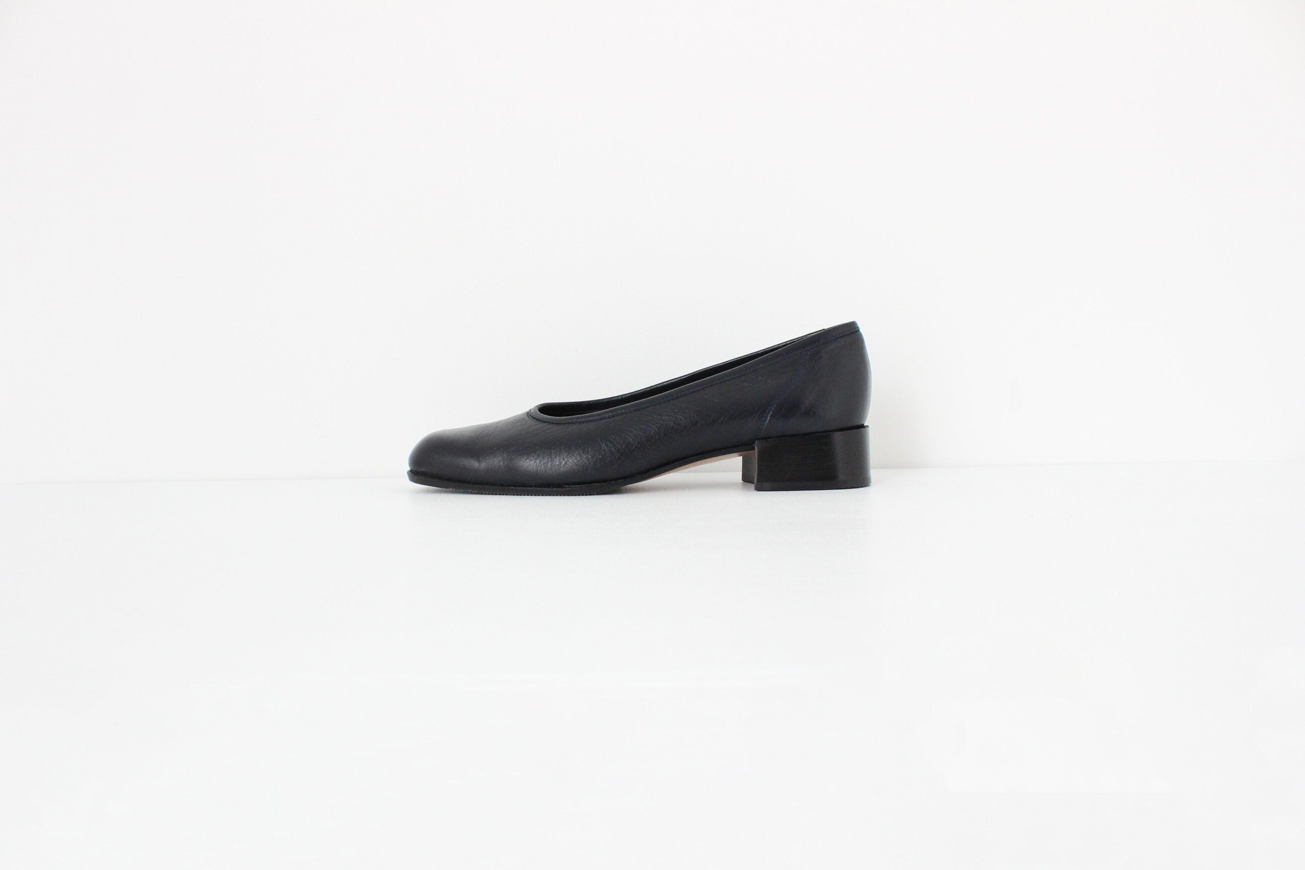 90s Italian Leather Navy Blue Low Ballet Pumps ~ Euro 40.5