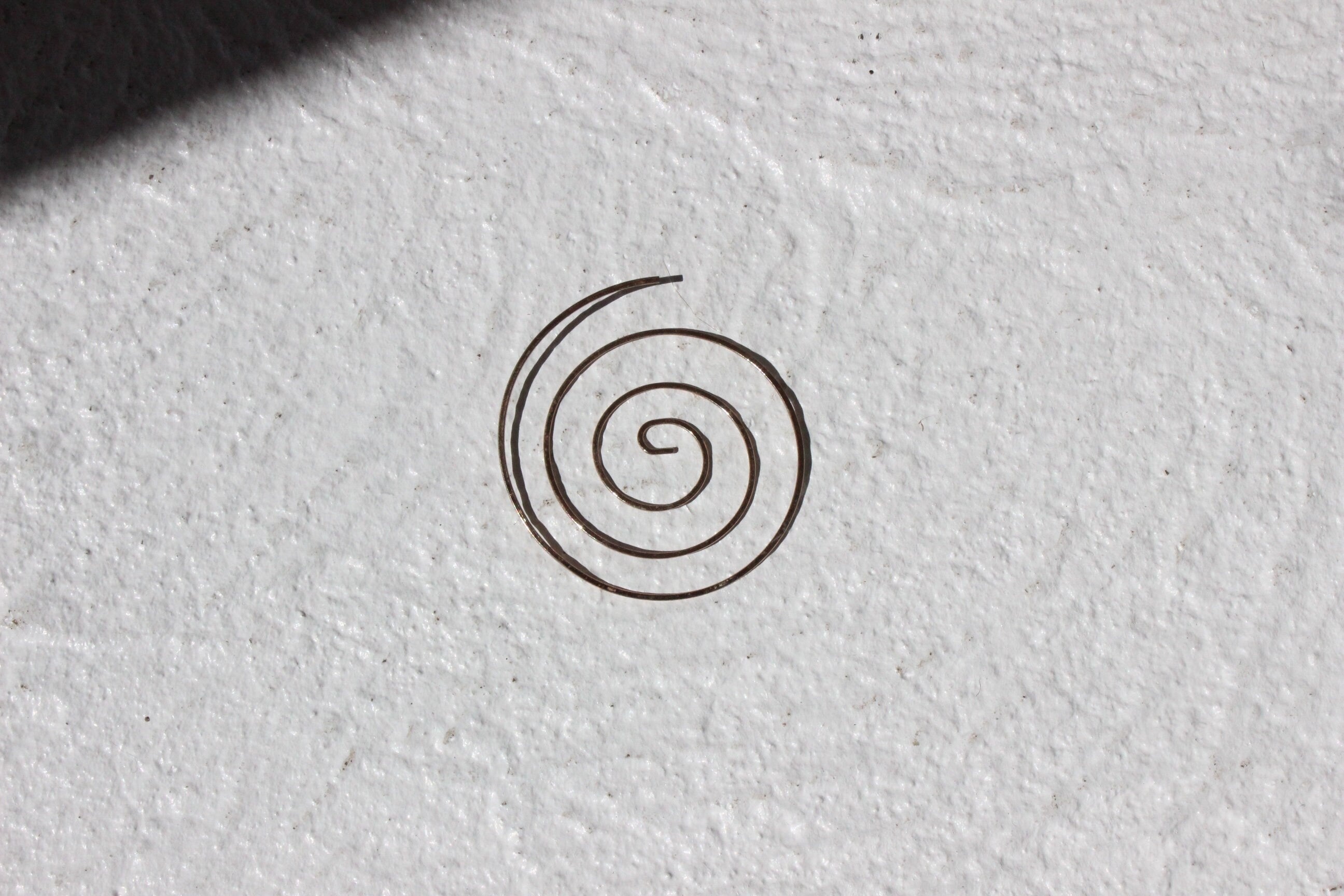 Single Gold Swirly Earring