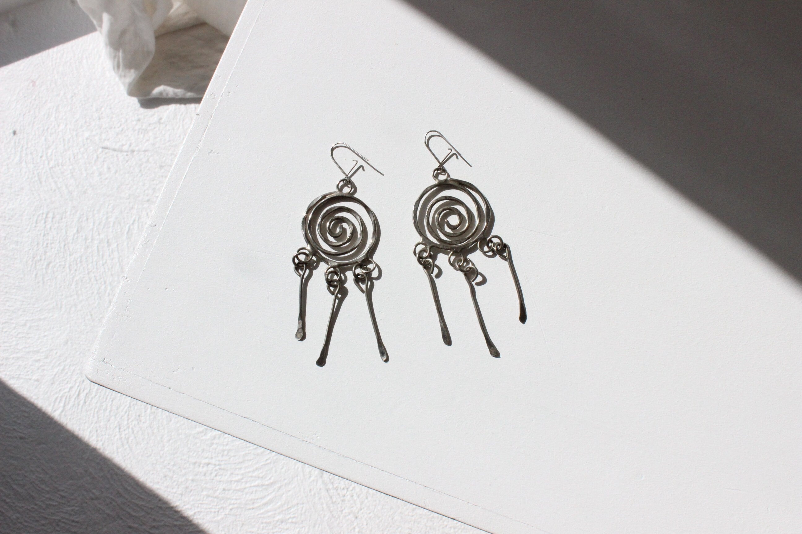 90s Hammered Silver Metal Swirl Dangly Earrings