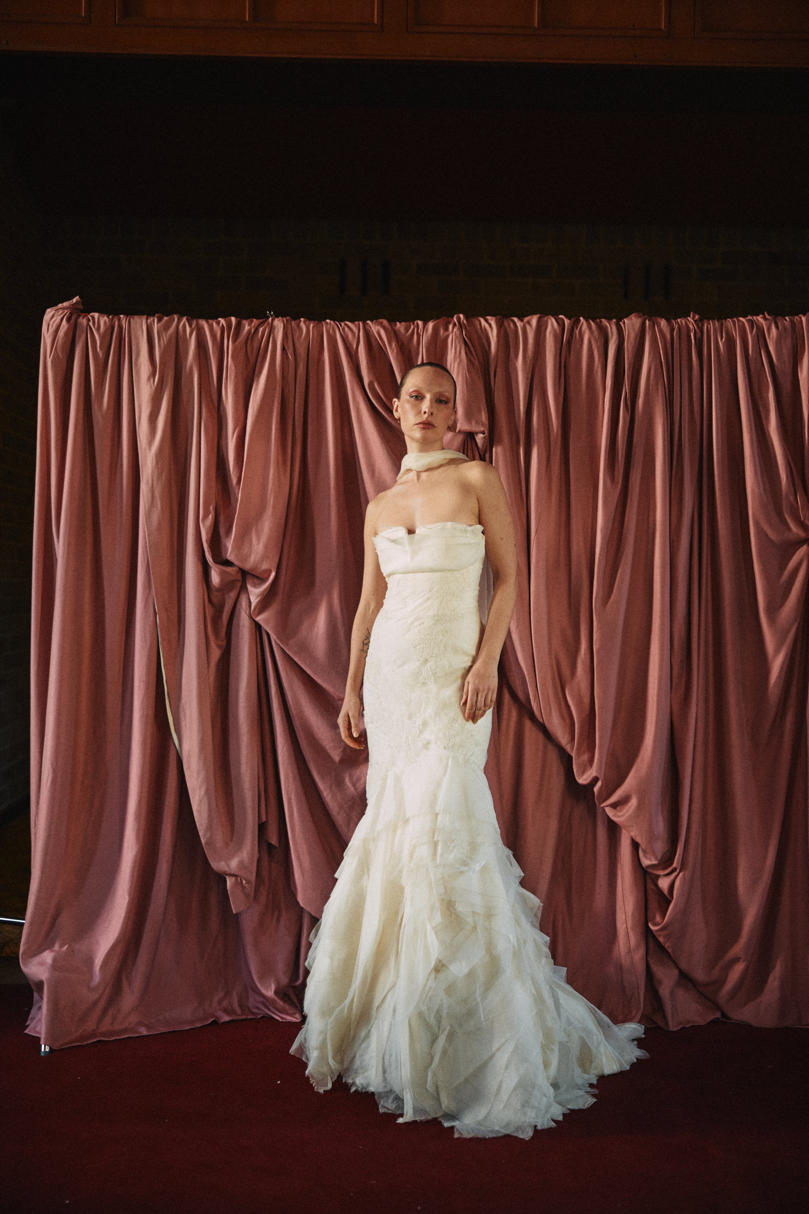 2011 Vera Wang 'Fawn' Chantilly Lace & Organza Mermaid Gown