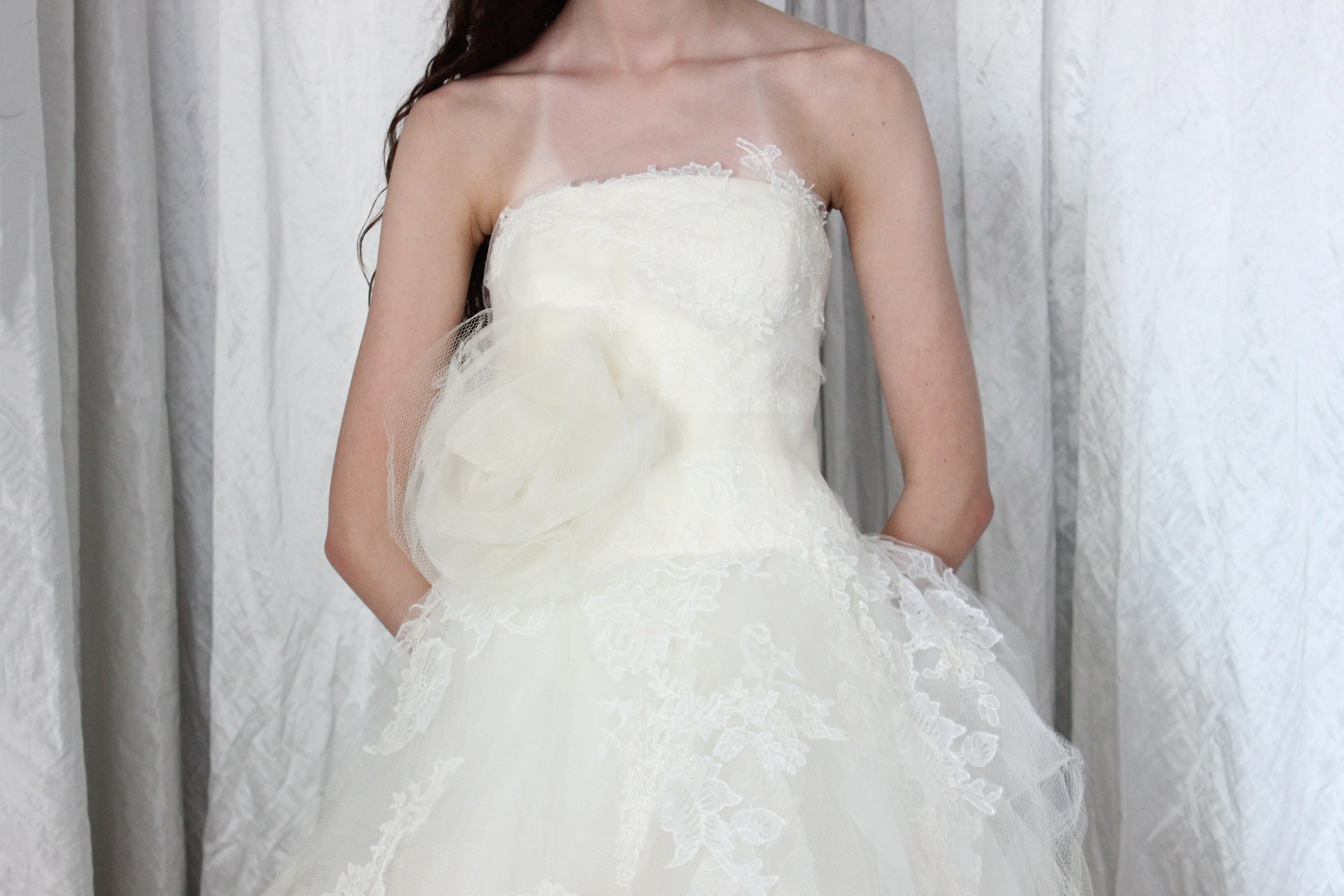 2009 Vera Wang 'Helena' Chantilly Lace & Tulle 'Distressed' Wedding Gown