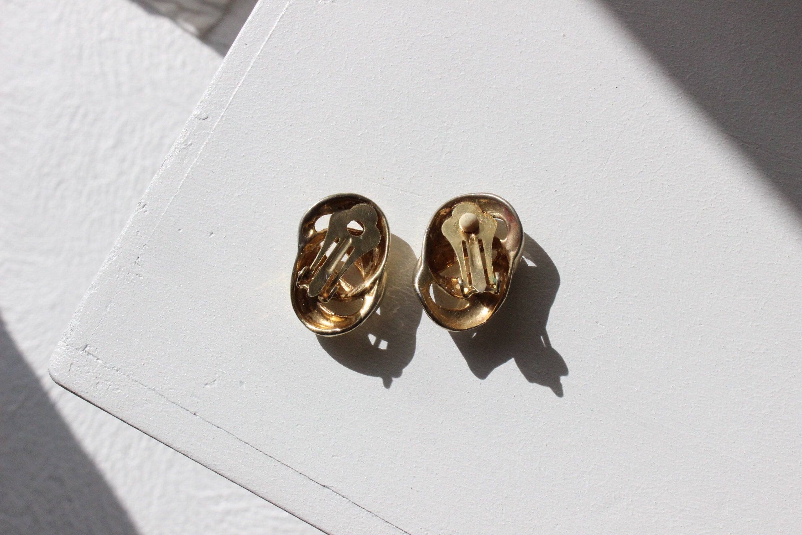 80s Modernist Chunky Gold Interlocking Link Clip On Earrings