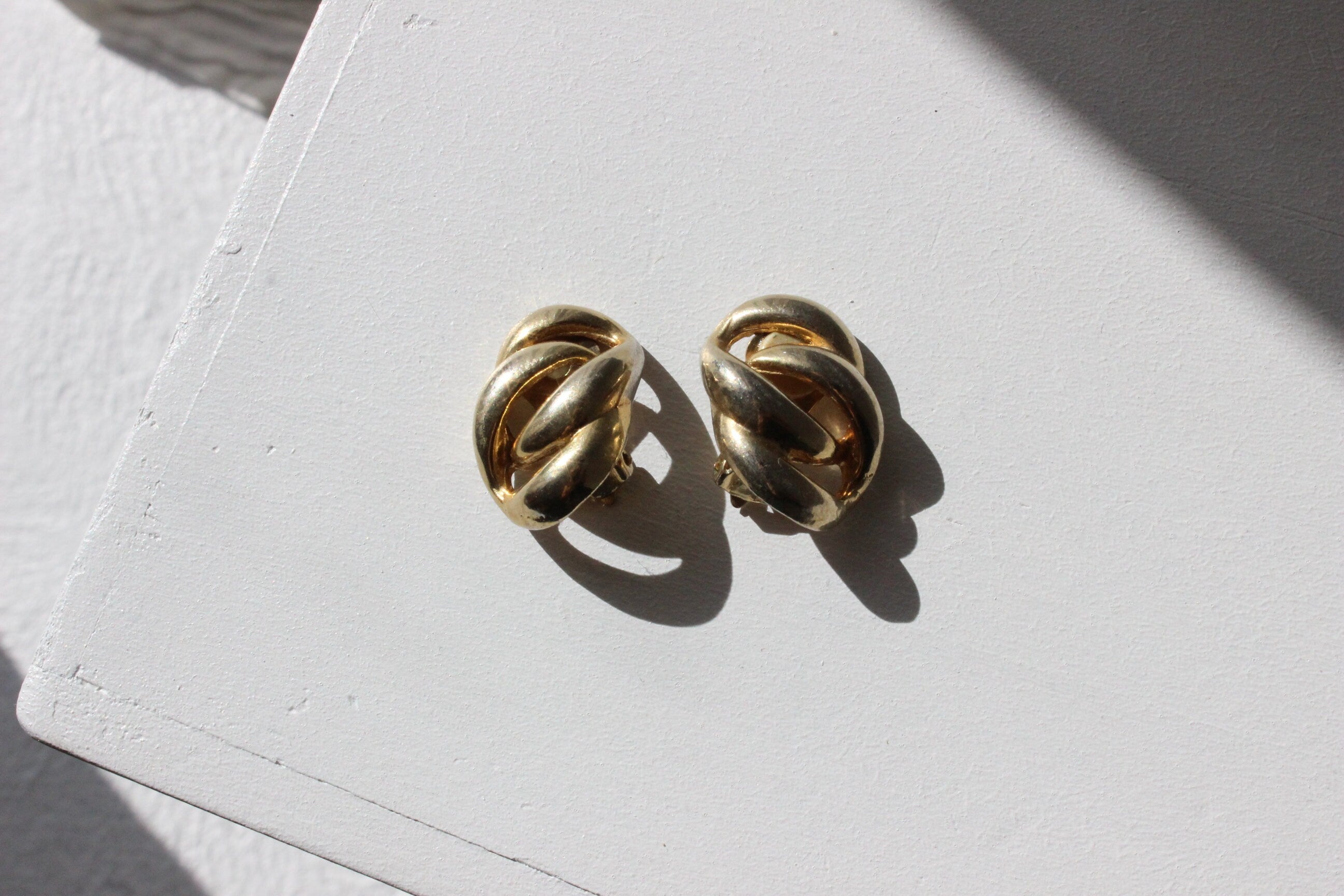 80s Modernist Chunky Gold Interlocking Link Clip On Earrings