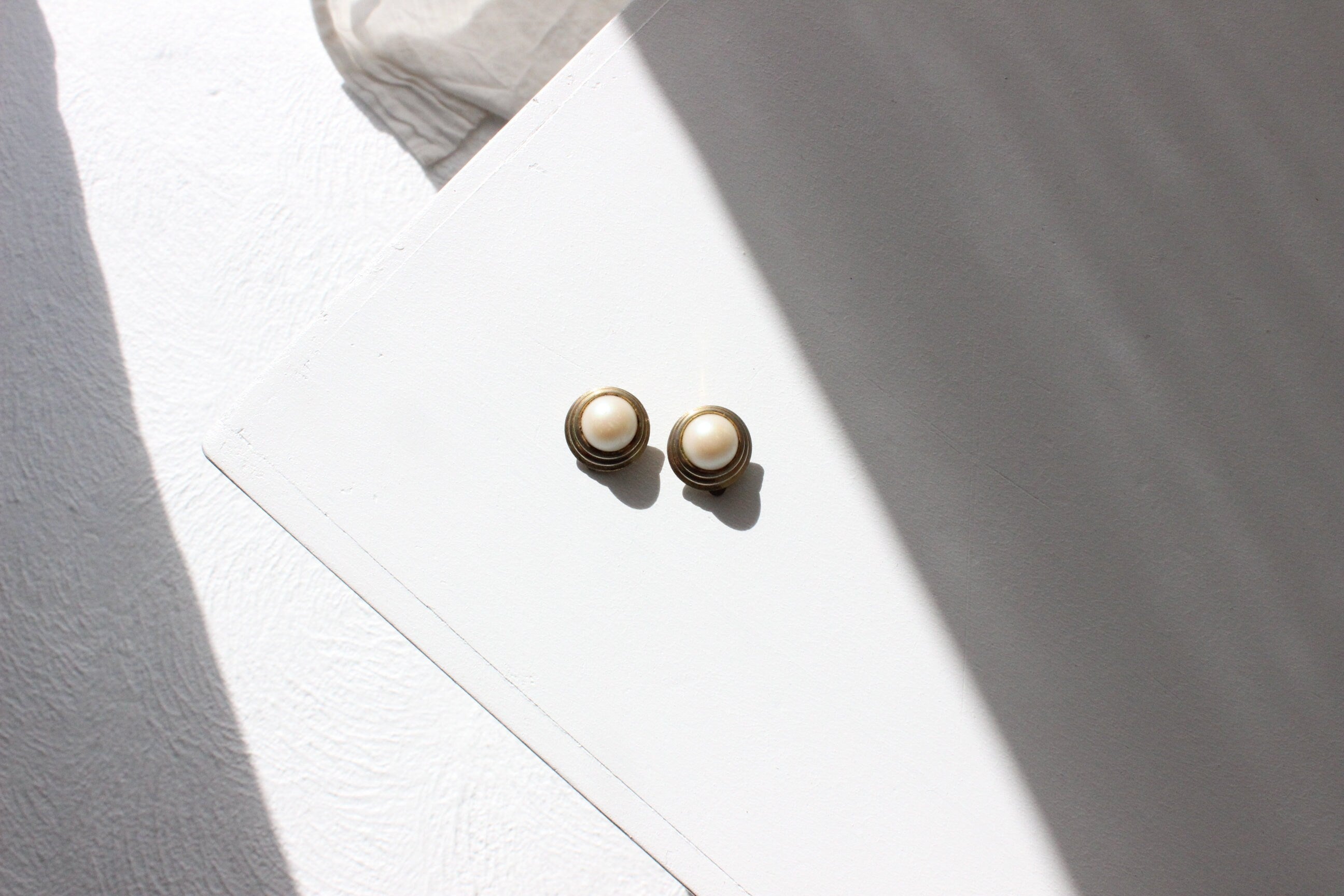 80s Small Gold Tone Metal & Pearl Clip On Wedding Earrings