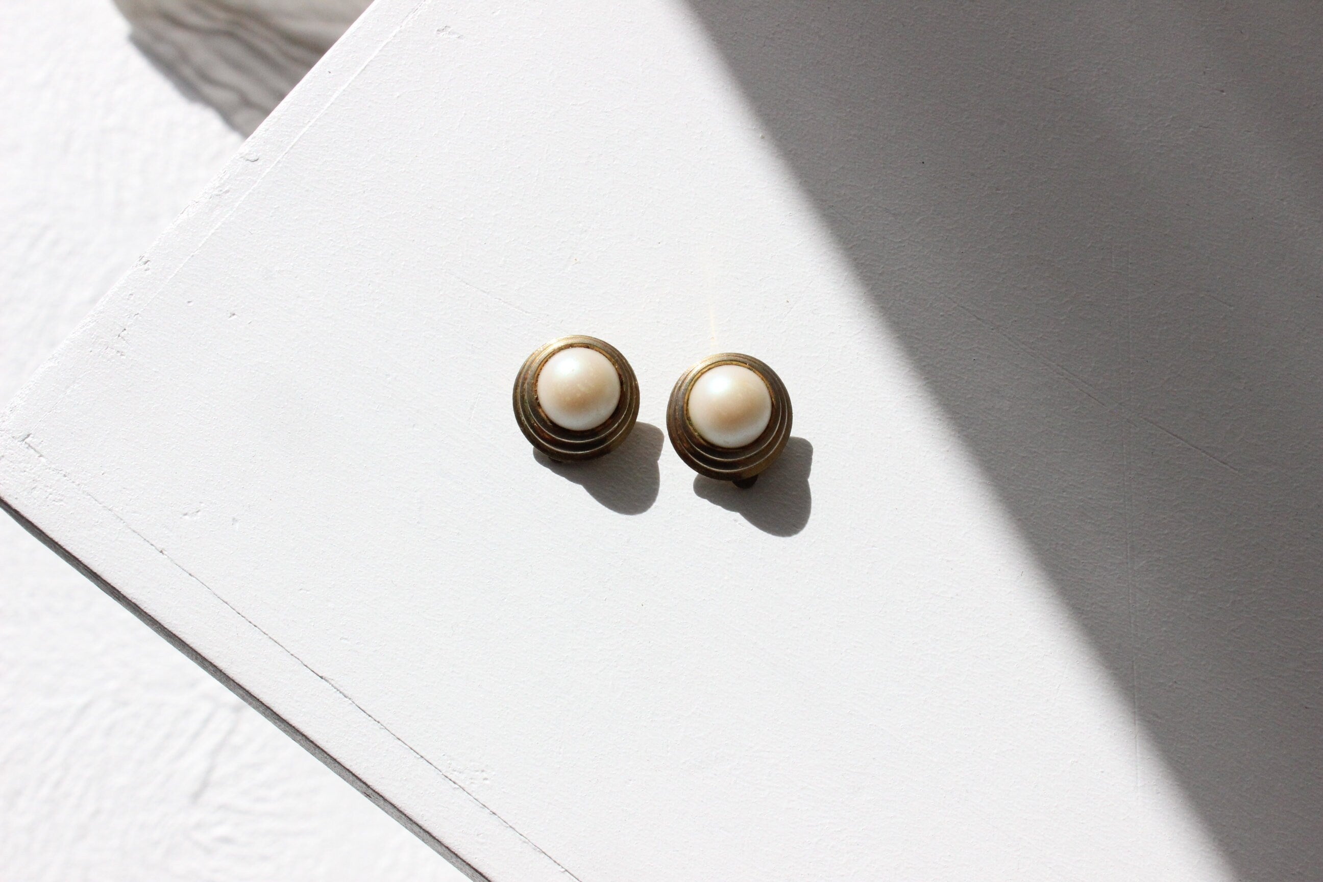 80s Small Gold Tone Metal & Pearl Clip On Wedding Earrings