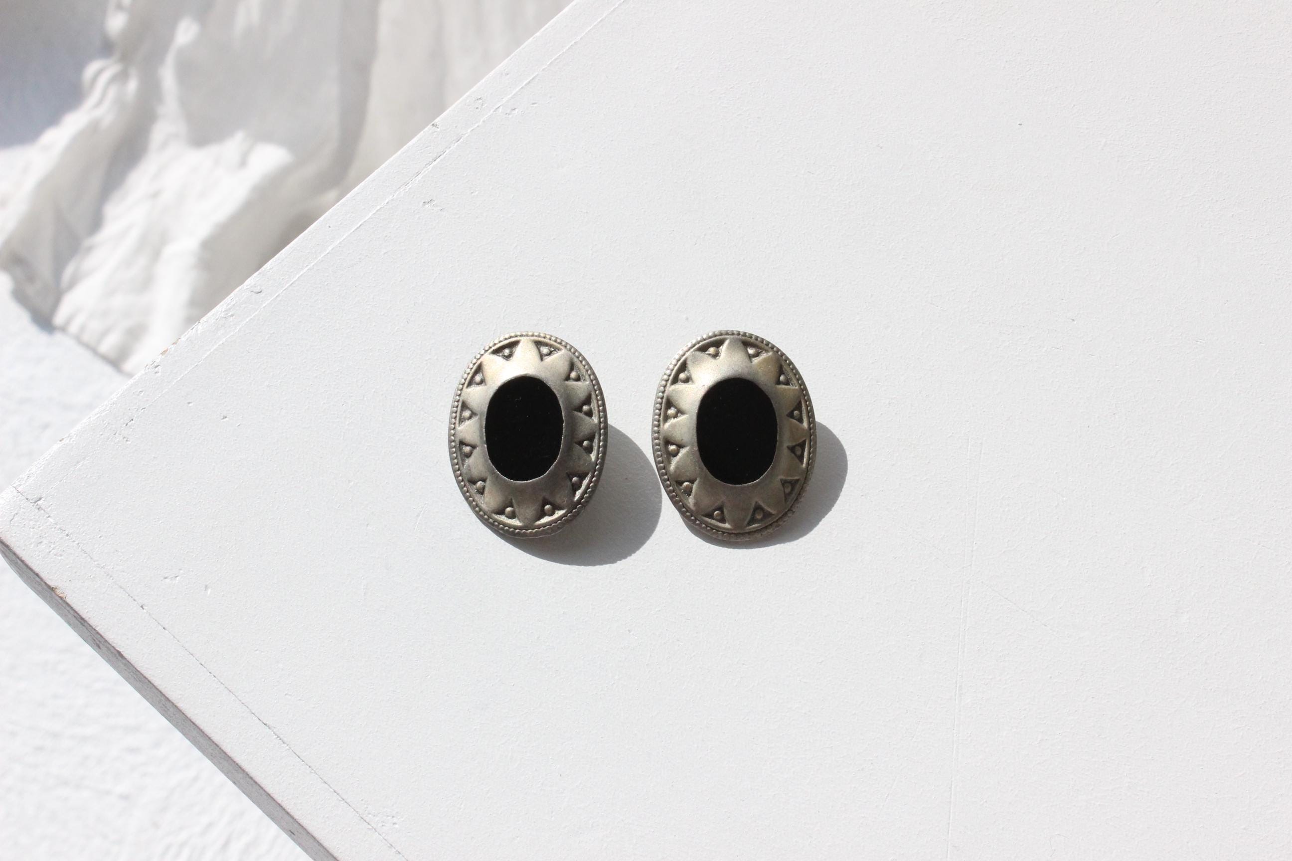 80s Matte Silver & Onyx Stone Clip On Earrings