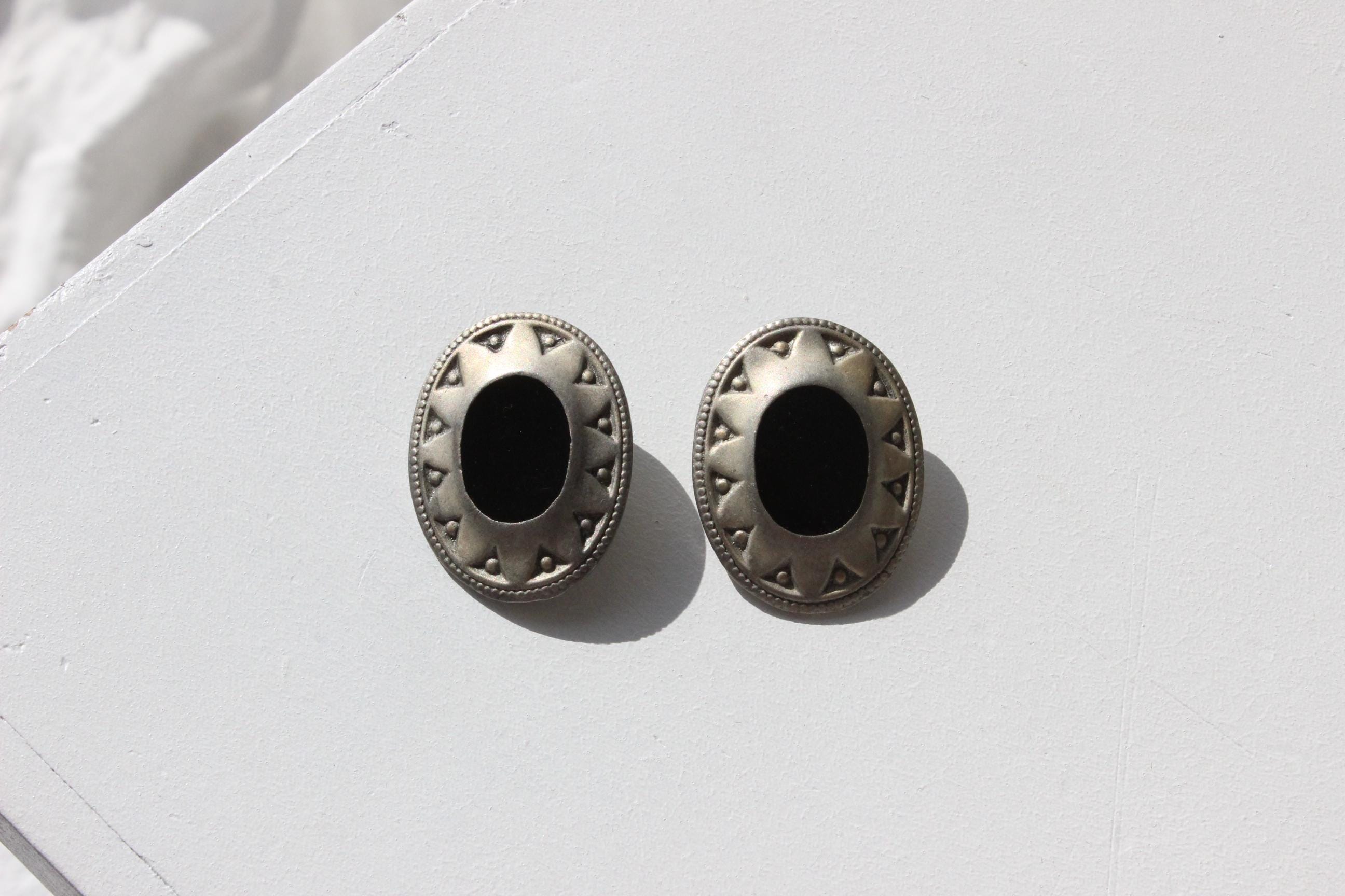 80s Matte Silver & Onyx Stone Clip On Earrings