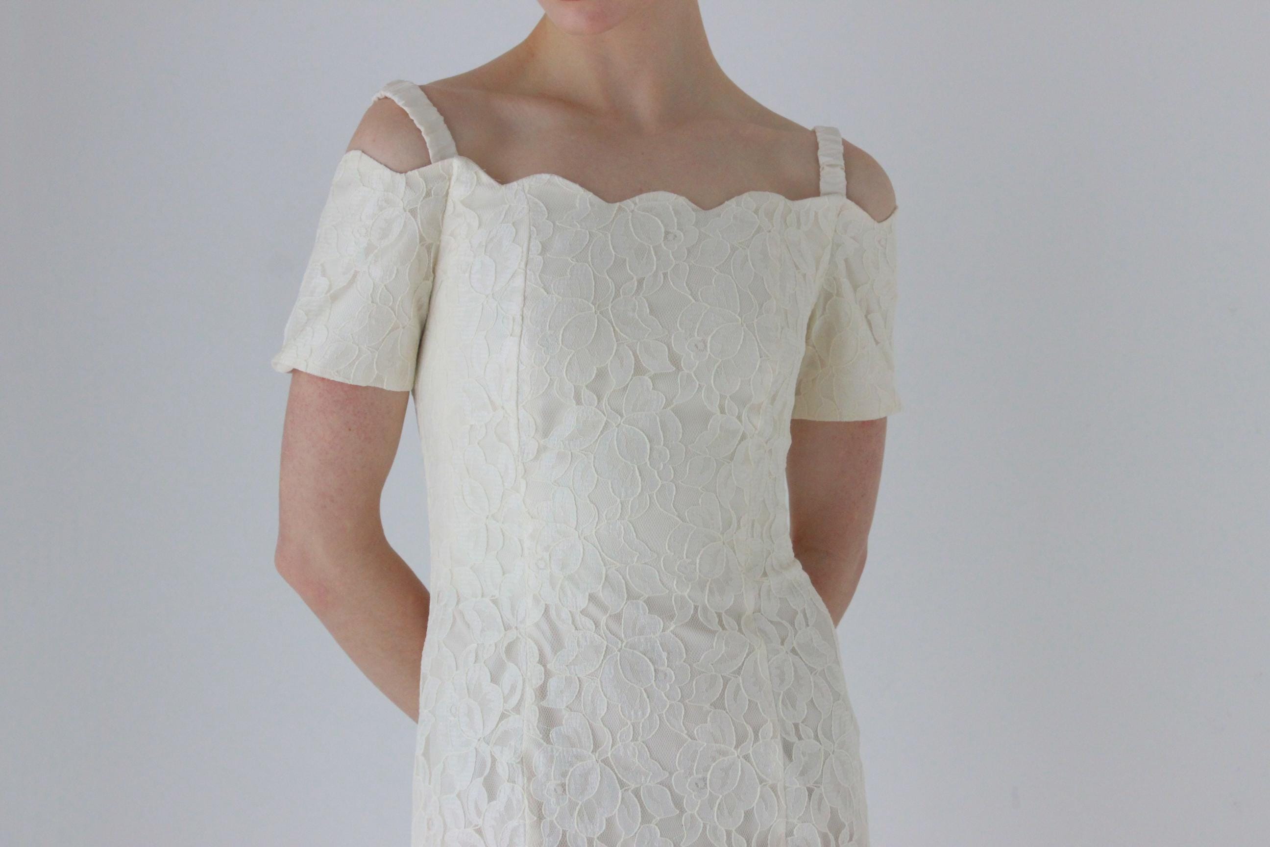 1980s Scalloped Lace Fitted Off Shoulder Bridal Mini