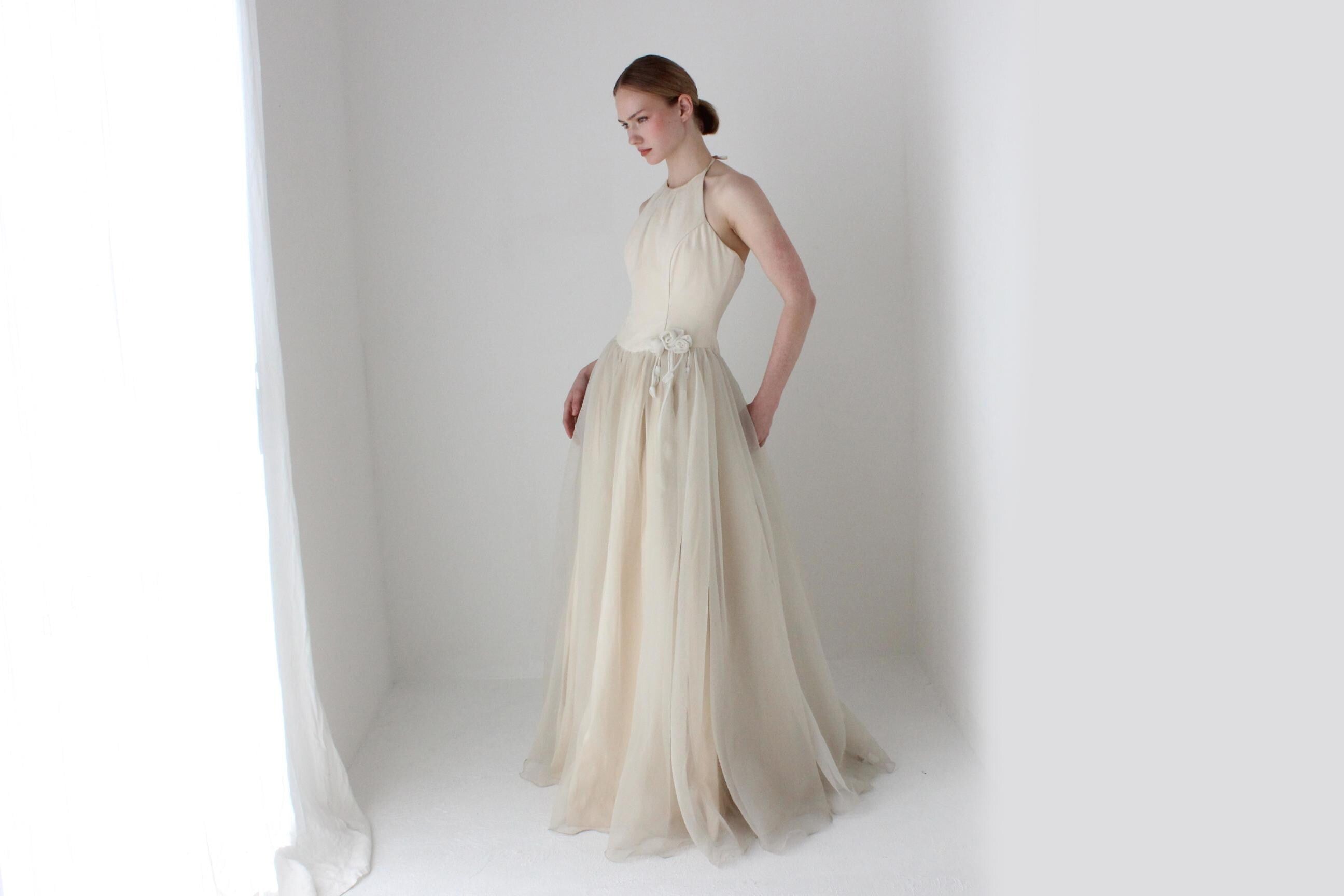 2004 Showroom Sample Crepe Chiffon Halter Neck Wedding Gown